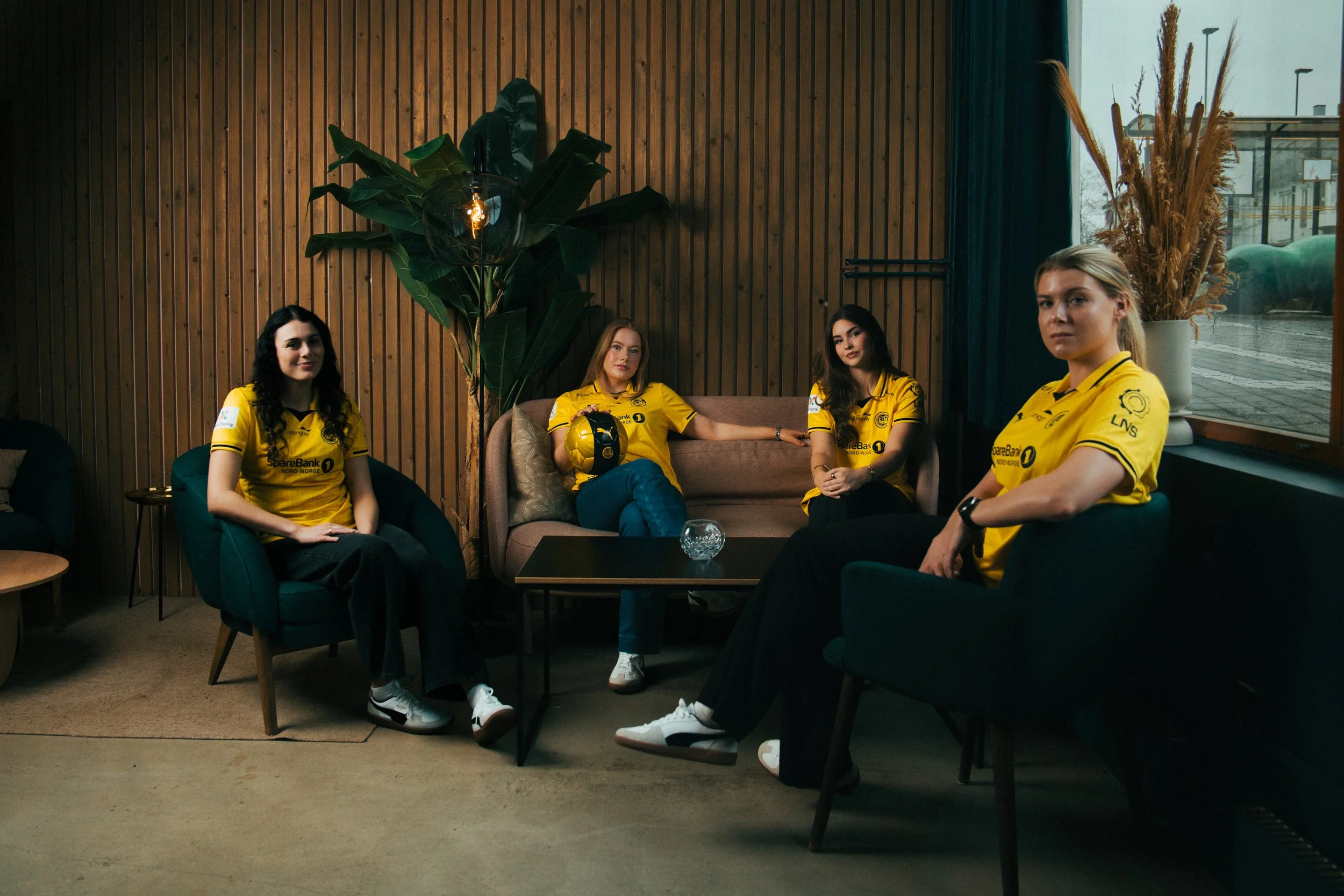 Rå Kommunikasjon er et kommunikasjonsbyrå i Bodø som hjelper bedrifter og organisasjoner med å bli tydeligere, mer relevante og mer treffsikre. Vi jobber med alt fra strategi og rådgiving til innhold, foto, film, sosiale medier og annonsering – allti