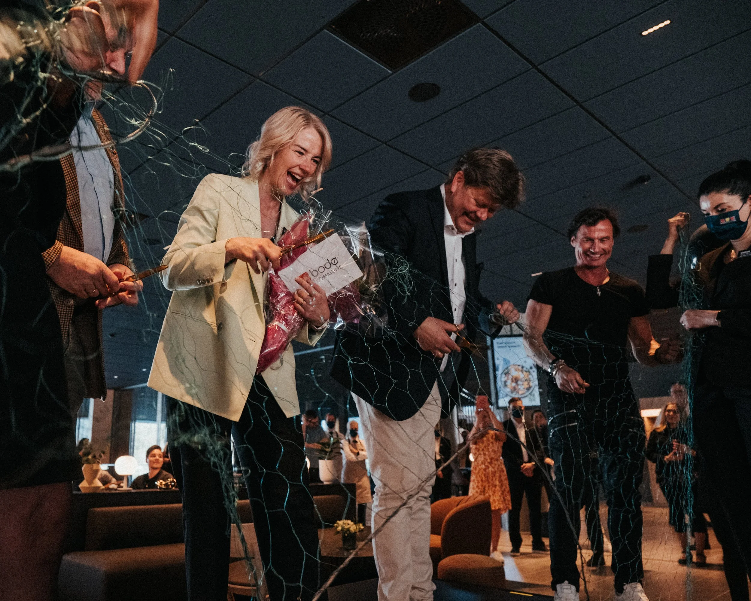 Rå Kommunikasjon er et kommunikasjonsbyrå i Bodø som hjelper bedrifter og organisasjoner med å bli tydeligere, mer relevante og mer treffsikre. Vi jobber med alt fra strategi og rådgiving til innhold, foto, film, sosiale medier og annonsering – allti