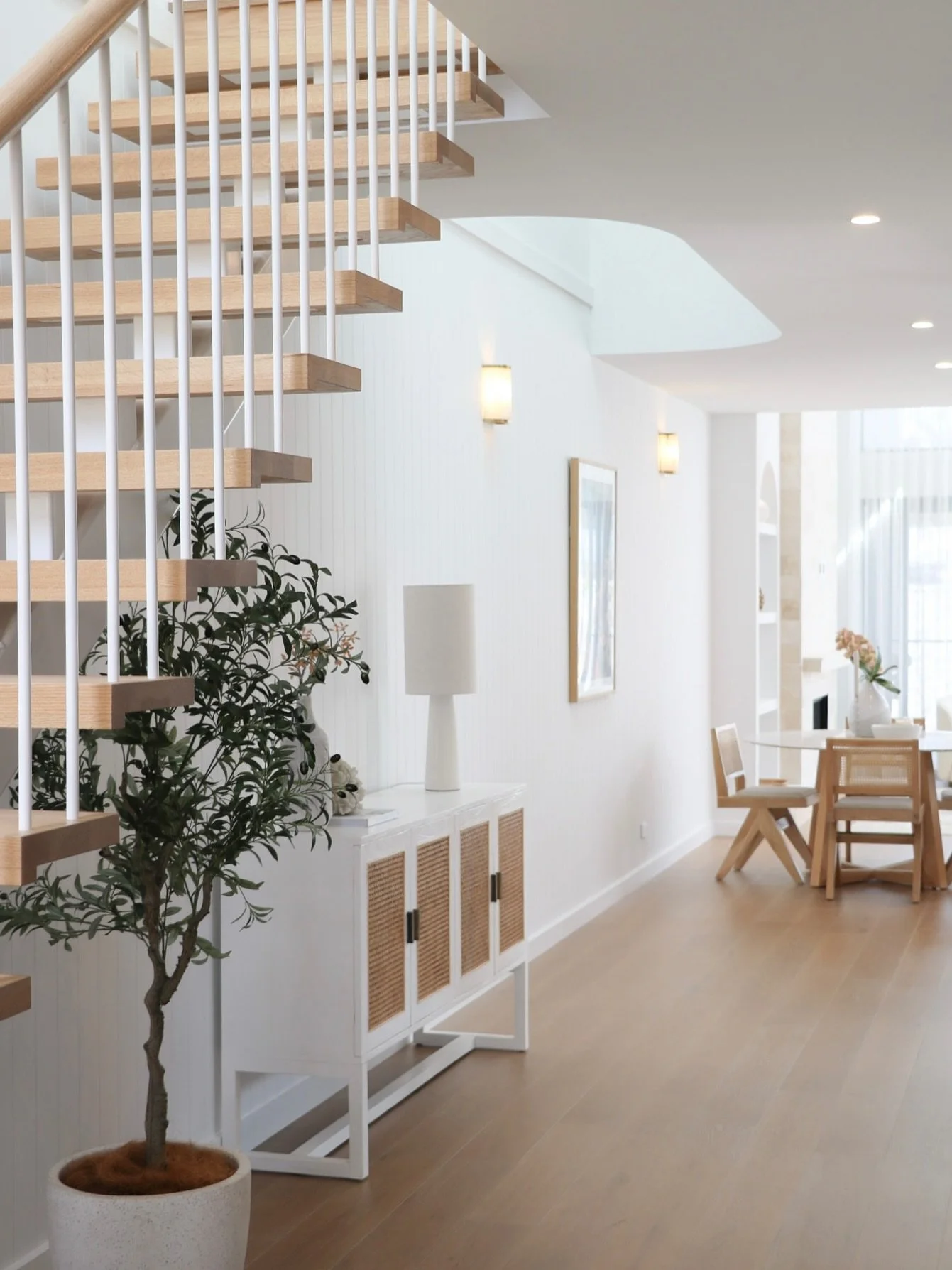 What a stunning entrance this is | Osborne Pde, Warilla 🤍

Can&rsquo;t wait to share all of the beautiful photos from this shoot!

Styling: @rawstylingsells
 📸 @interiorlensbyash
.
.
.
#interiorphotos #interiorphotography #interiorstyling #interior