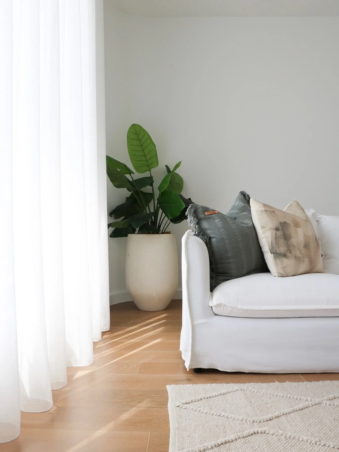 A serene colour palette that infuses its way through every space in this home 🎨

Styling: @rawstylingandinteriors
 📸 @interiorlensbyash
.
.
.
#interiorphotos #interiorphotography #interiorstyling #interiorstylingphotos #photography #comingsoon #war