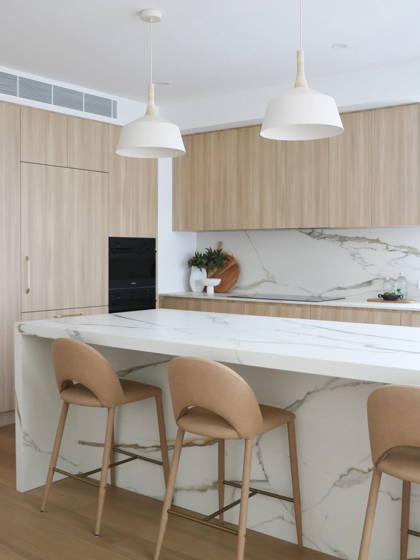 tranquil kitchen &amp; dining | Osborne Pde, Warilla 🤍

Styling: @rawstylingandinteriors
 📸 @interiorlensbyash
.
.
.
#interiorphotos #interiorphotography #interiorstyling #interiorstylingphotos #photography #comingsoon #warilla #warillabeach #south