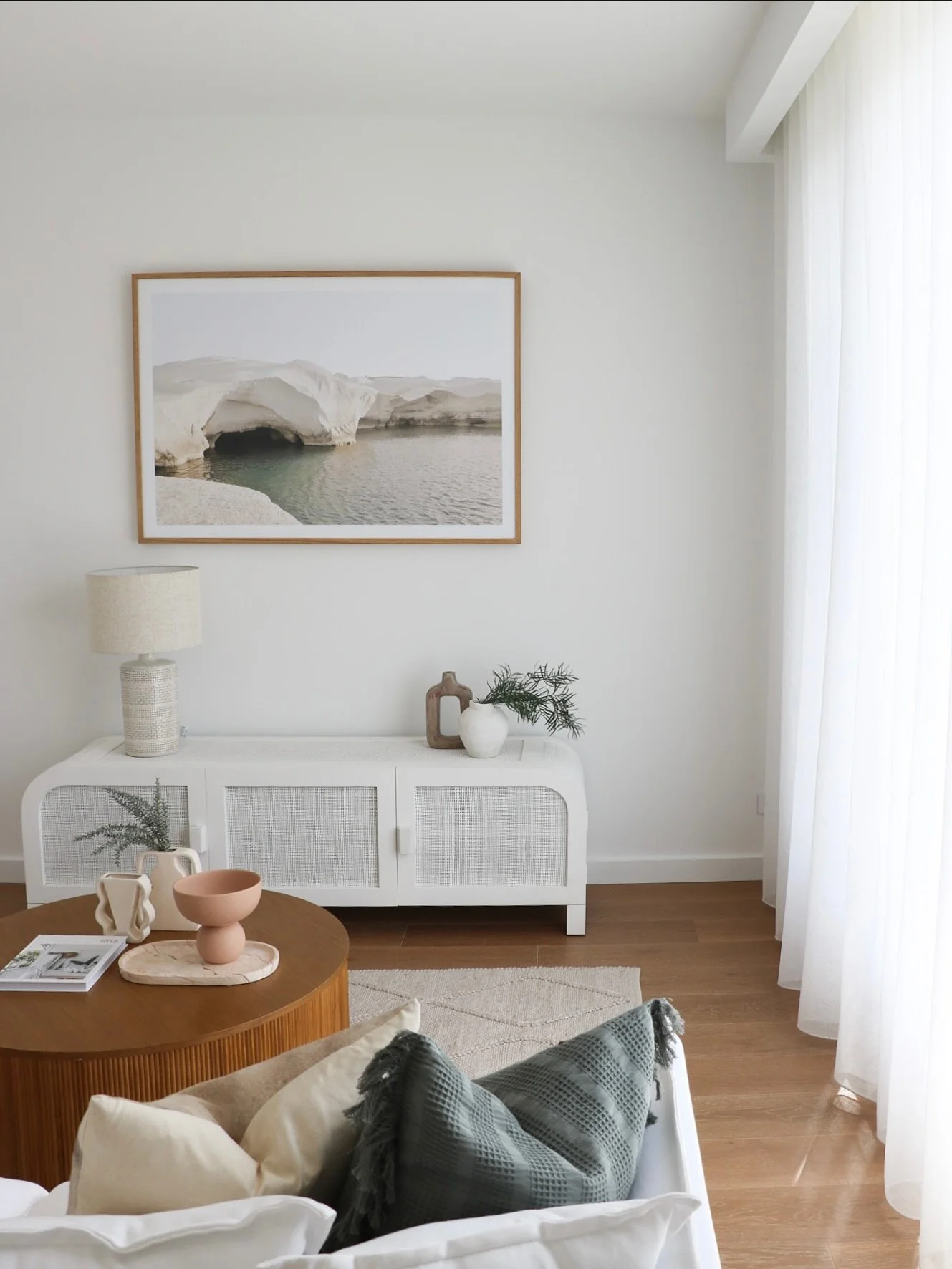 Light, airy &amp; lush 

A coastal luxe home with a beautiful vibe 🌴

Styling: @rawstylingandinteriors
 📸 @interiorlensbyash
.
.
.
#interiorphotos #interiorphotography #interiorstyling #interiorstylingphotos #photography #comingsoon #warilla #waril