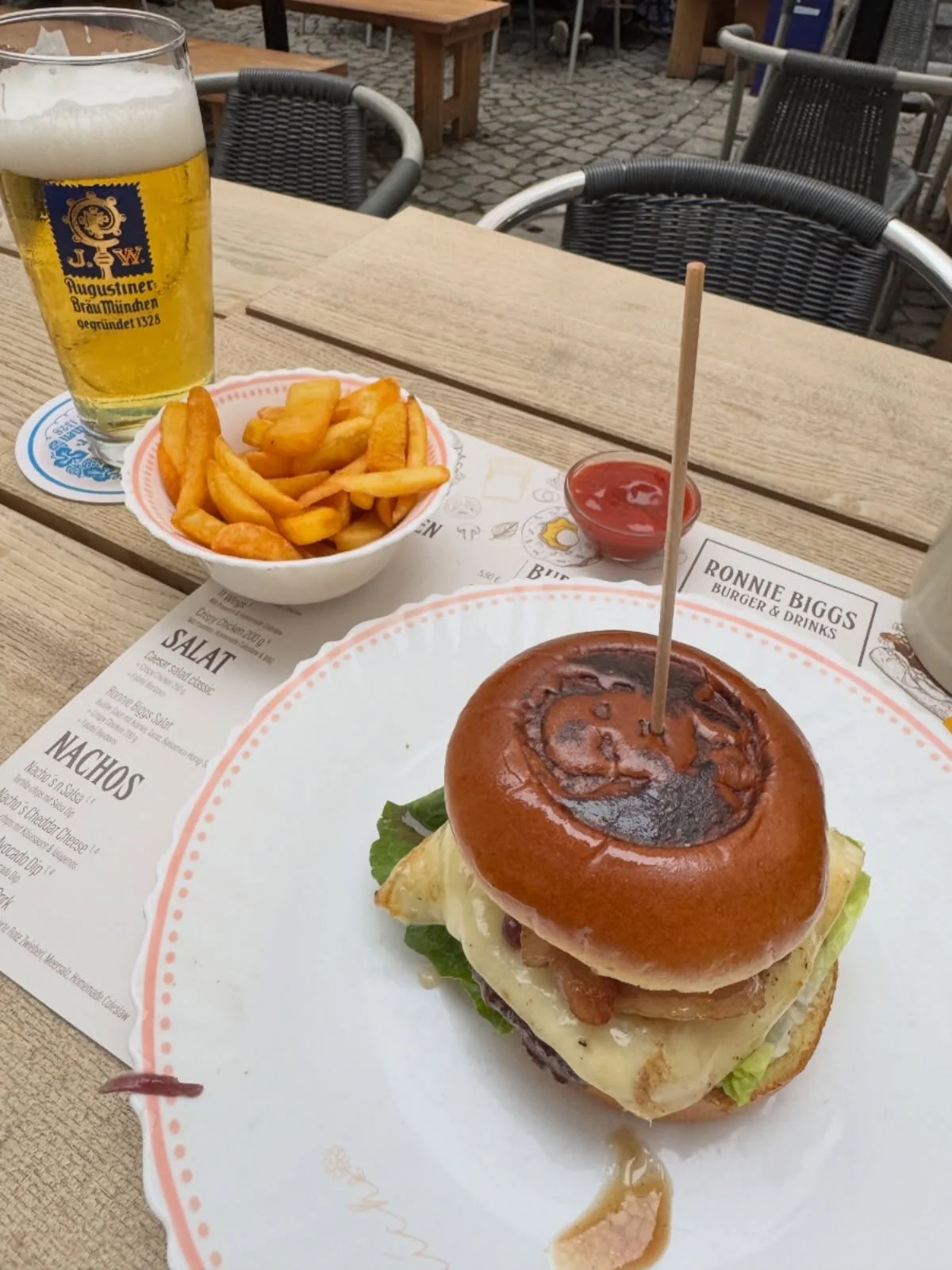 After 1.5 years this city keeps surprising me! I needed the comfort food! In my POV the food, beer and atmosphere were great.