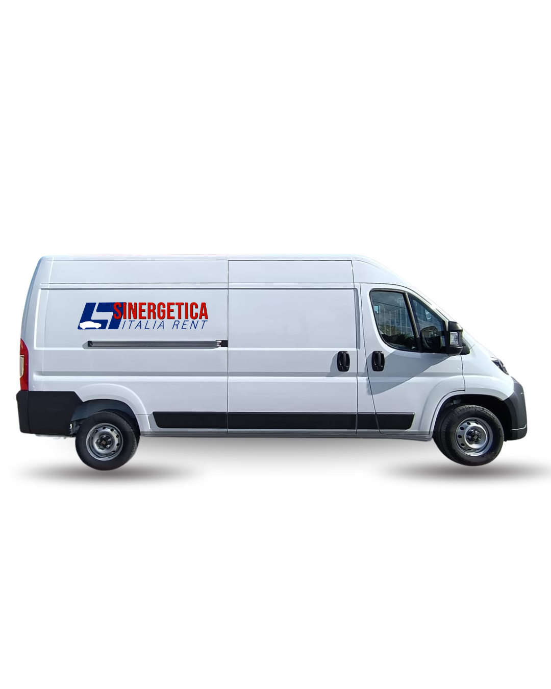 Furgone bianco con il logo di Sinergetica Italia Rent sulla fiancata