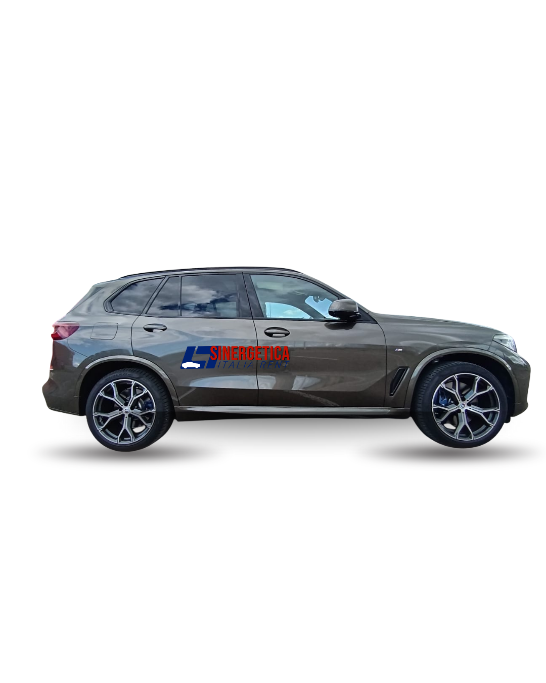Automobile SUV di colore grigio scuro con logo e scritte sulla fiancata, posizionate su uno sfondo bianco.