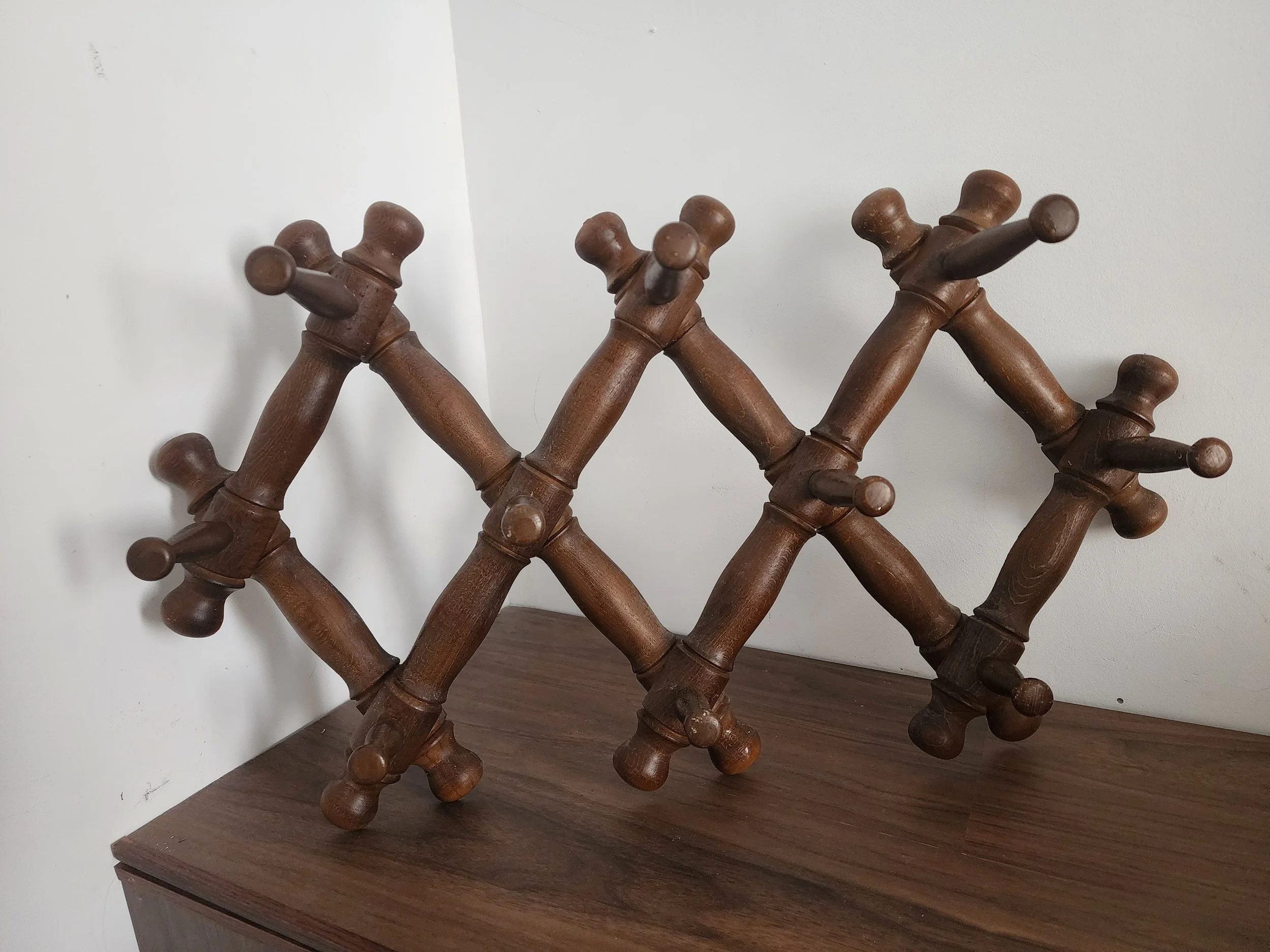 Expandable mid-century coat and hat rack in solid wood.