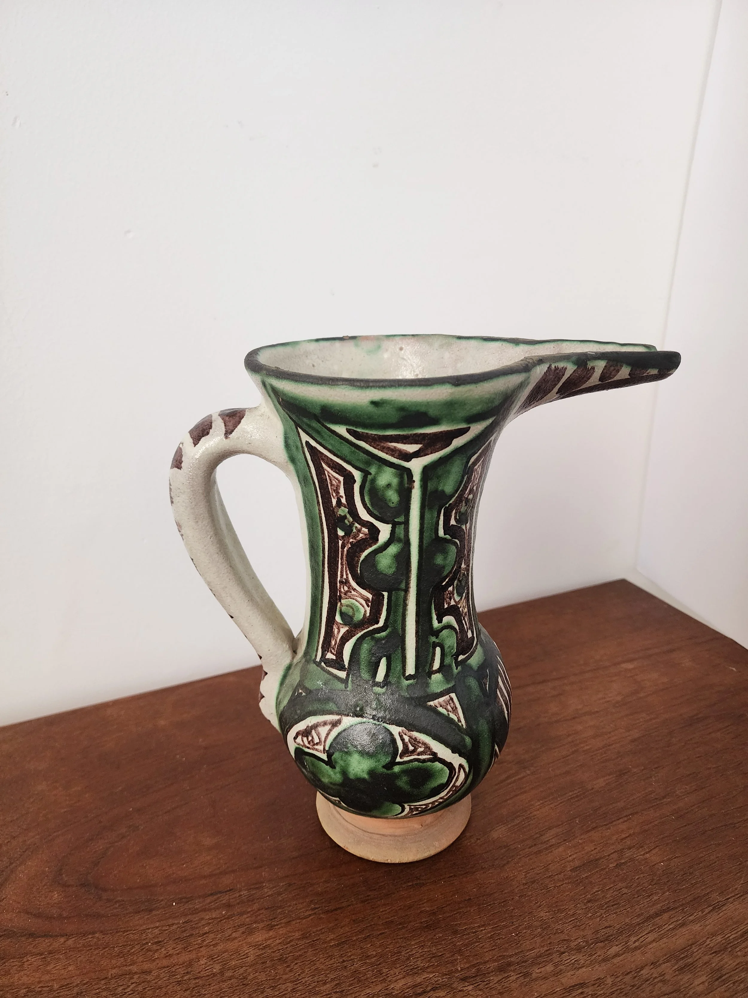 “Close-up of hand-painted geometric design on Domingo Punter Aragon pottery jug.”