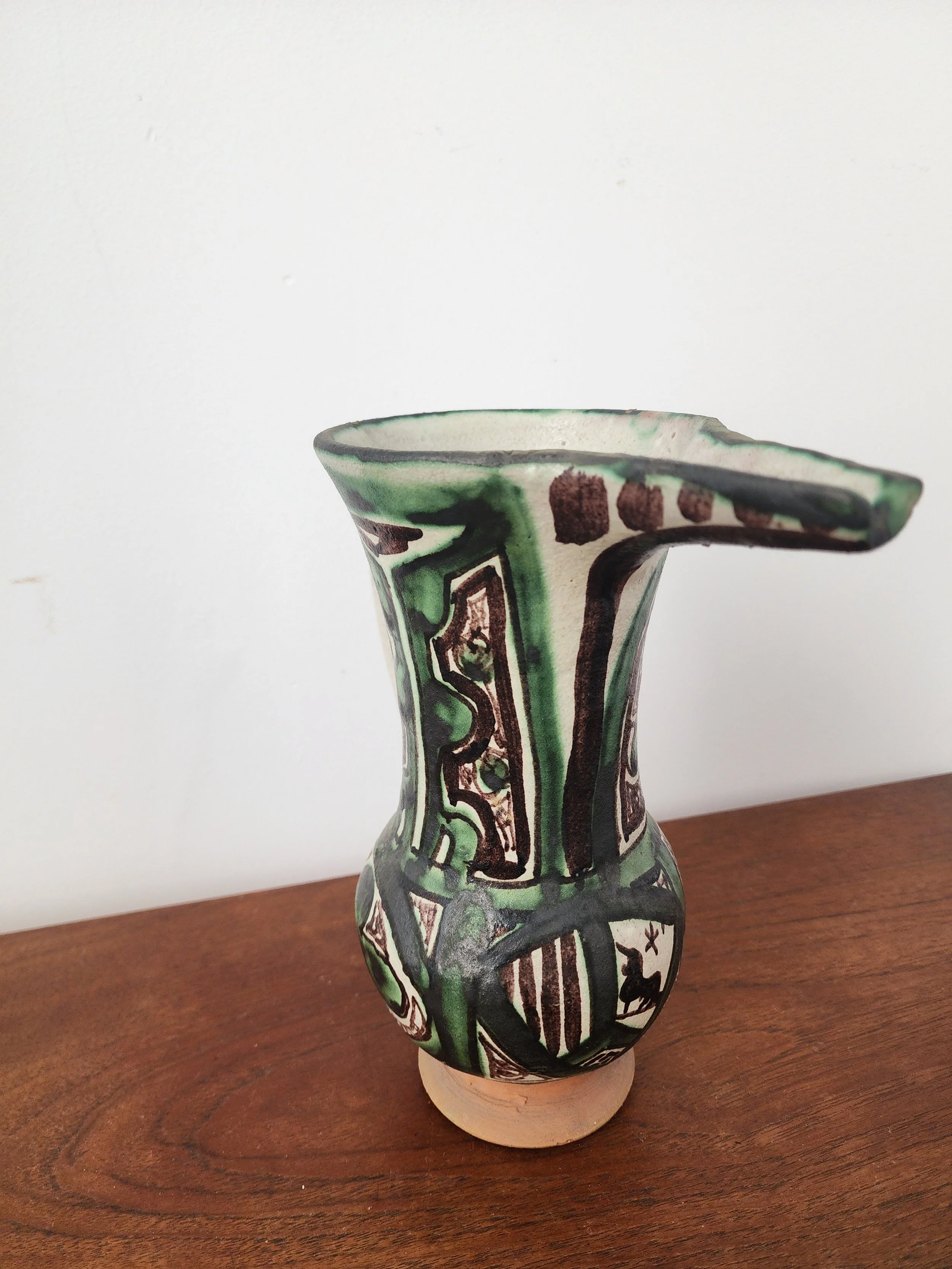 “Base and terracotta foot of Domingo Punter jug showing handcrafted clay details.”