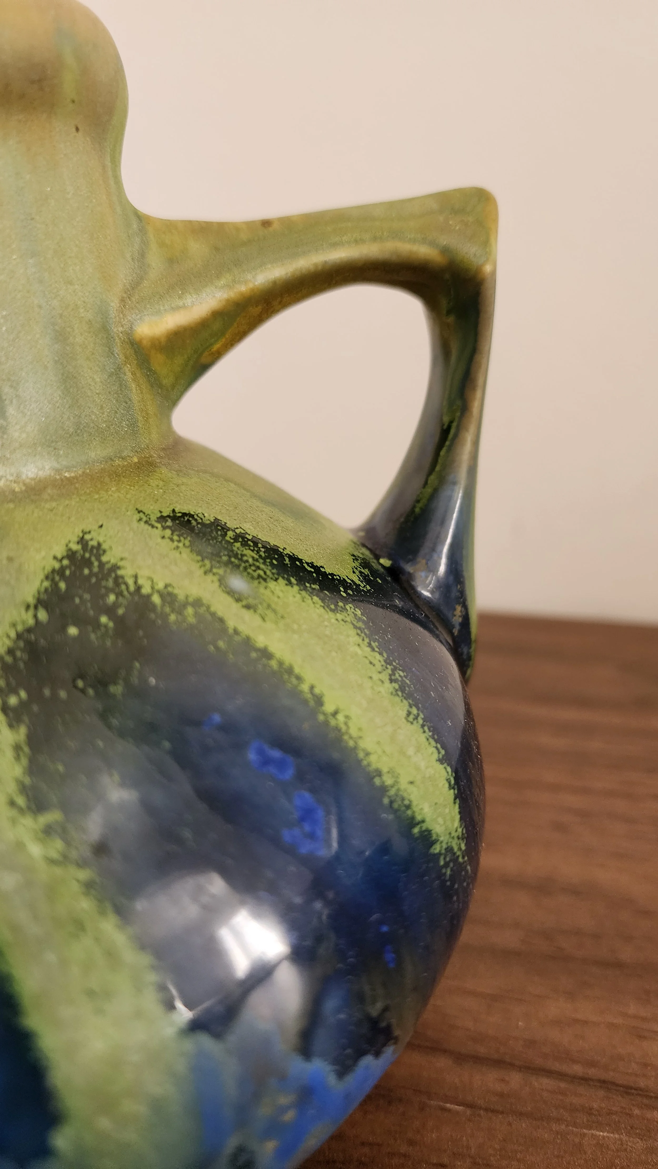 Detail of Méténier’s signature glaze technique and finish.