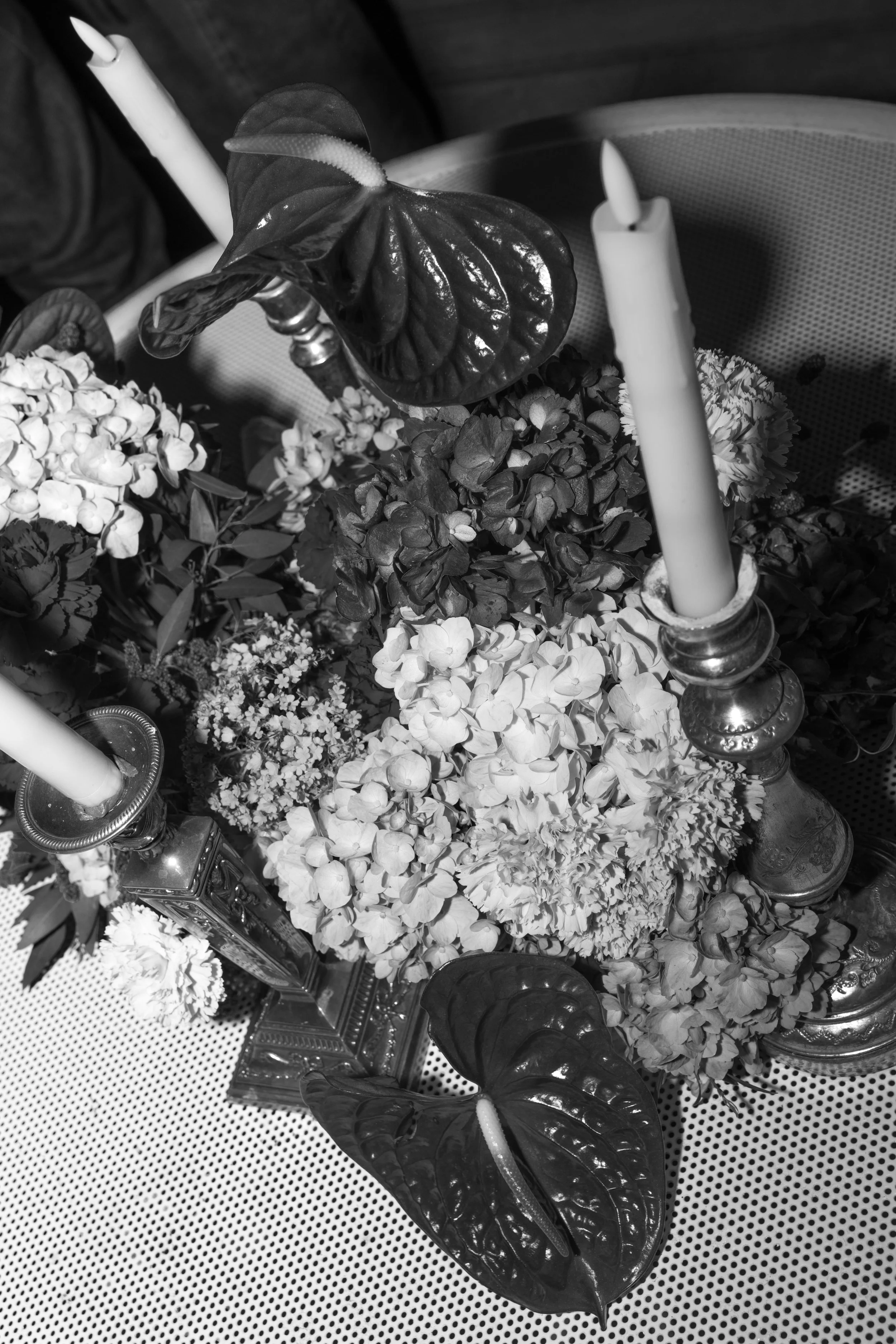 Arrangement floral avec bougies sur une table.