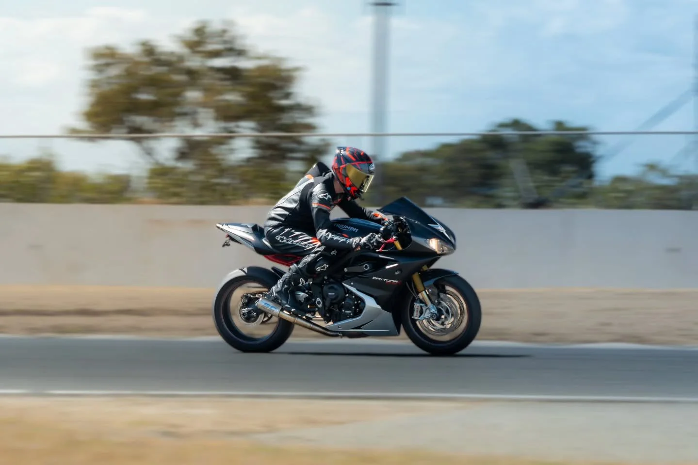 Heat in the highlights, cold in the shadows.
A balance you can feel.