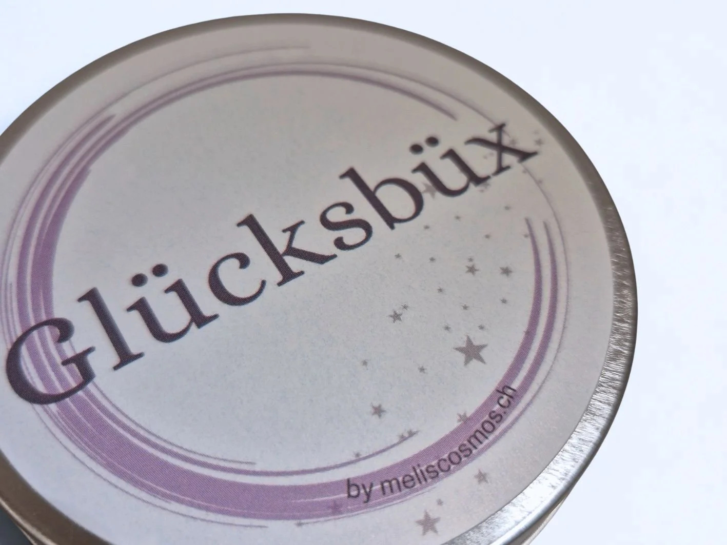Glücksbüx Nahaufnahme. Etikett mit Schriftzug Glücksbüx by meliscosmos.ch.