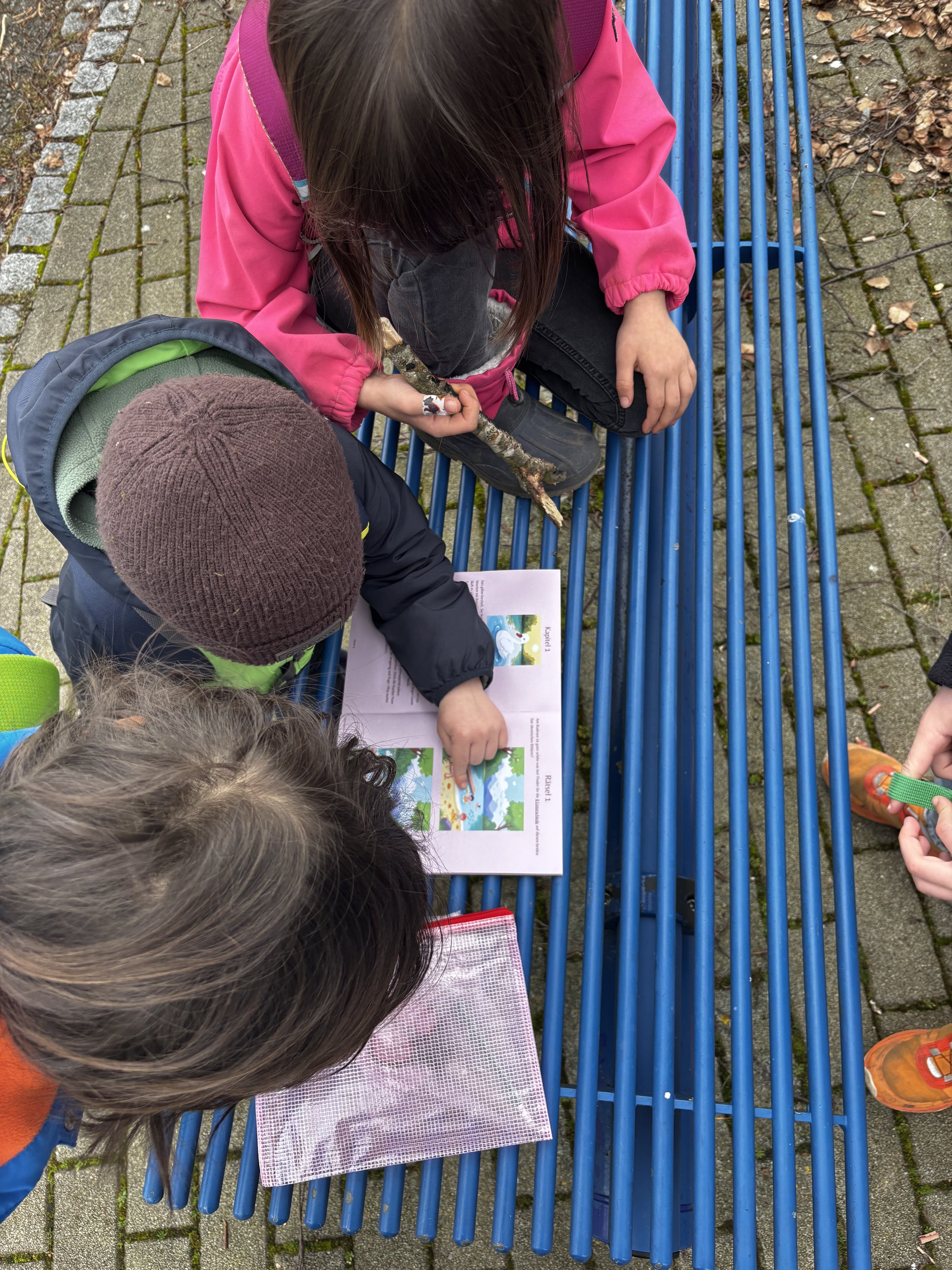 Drei Kinder lösen auf einer Wanderung ein spannendes Rätsel.