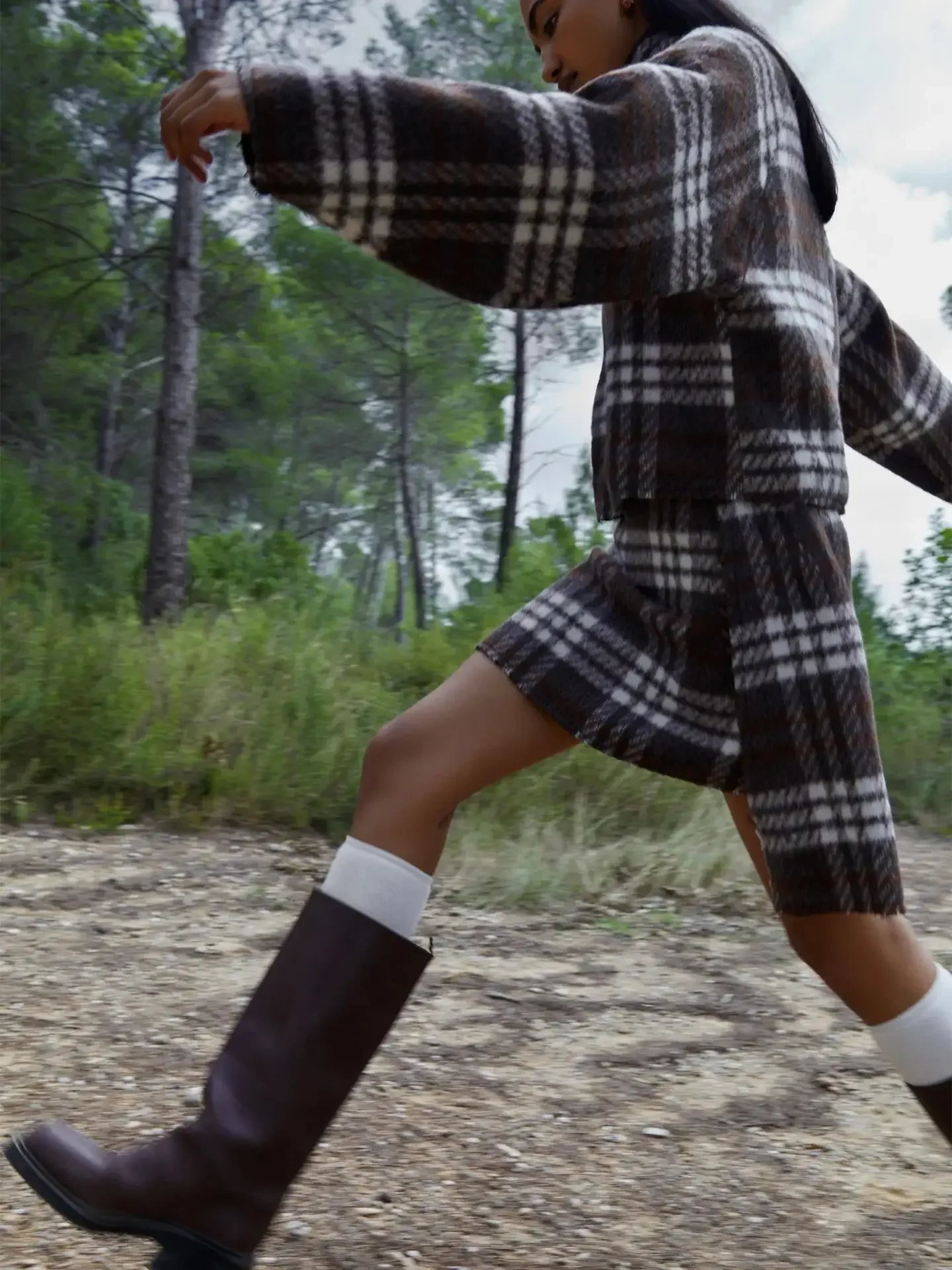 Skirt - Falda Mini De Cuadros Marrón Descalza - Carmen Says