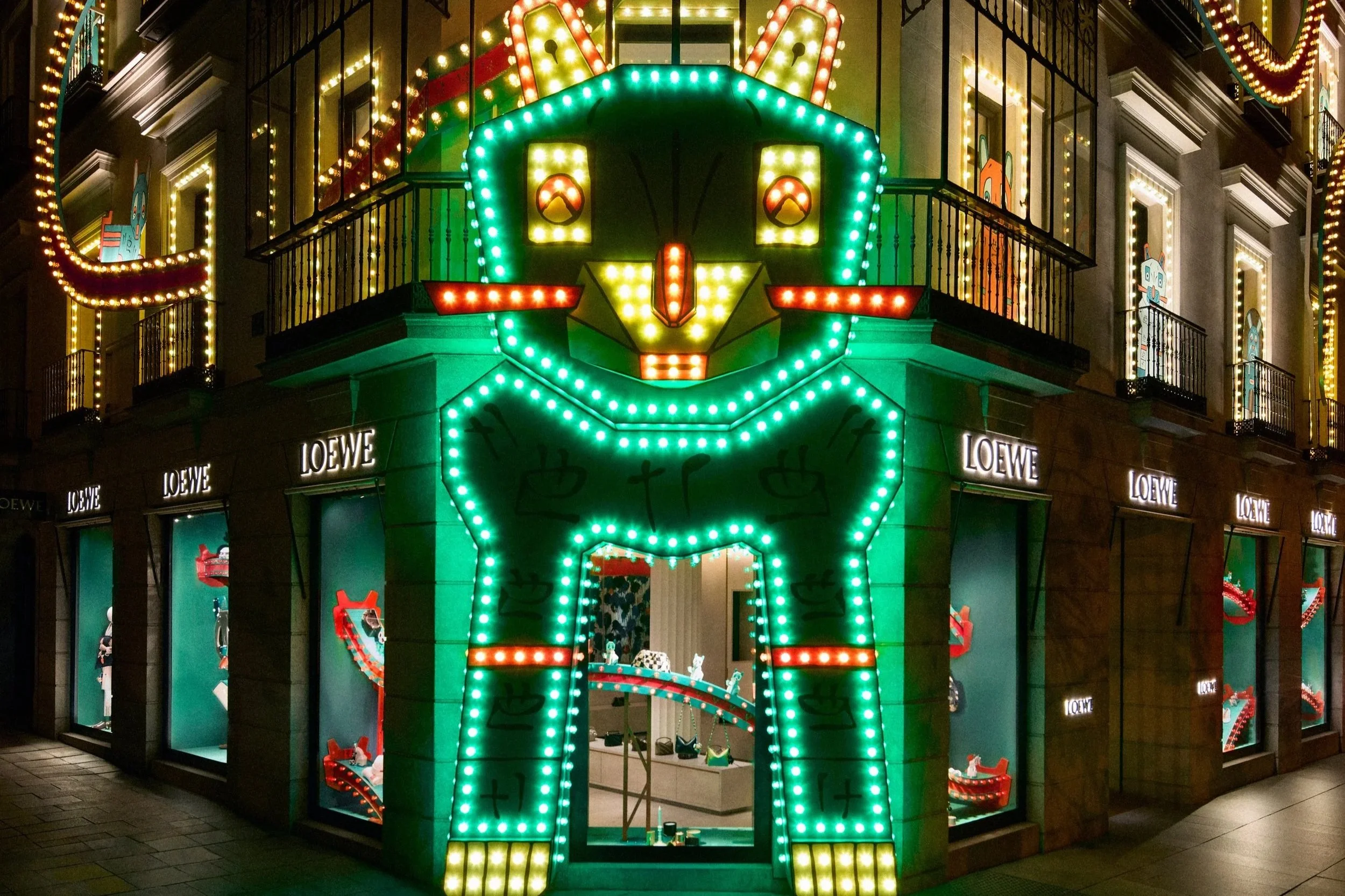 CASA LOEWE Christmas Façade 2025 / Louise Wain