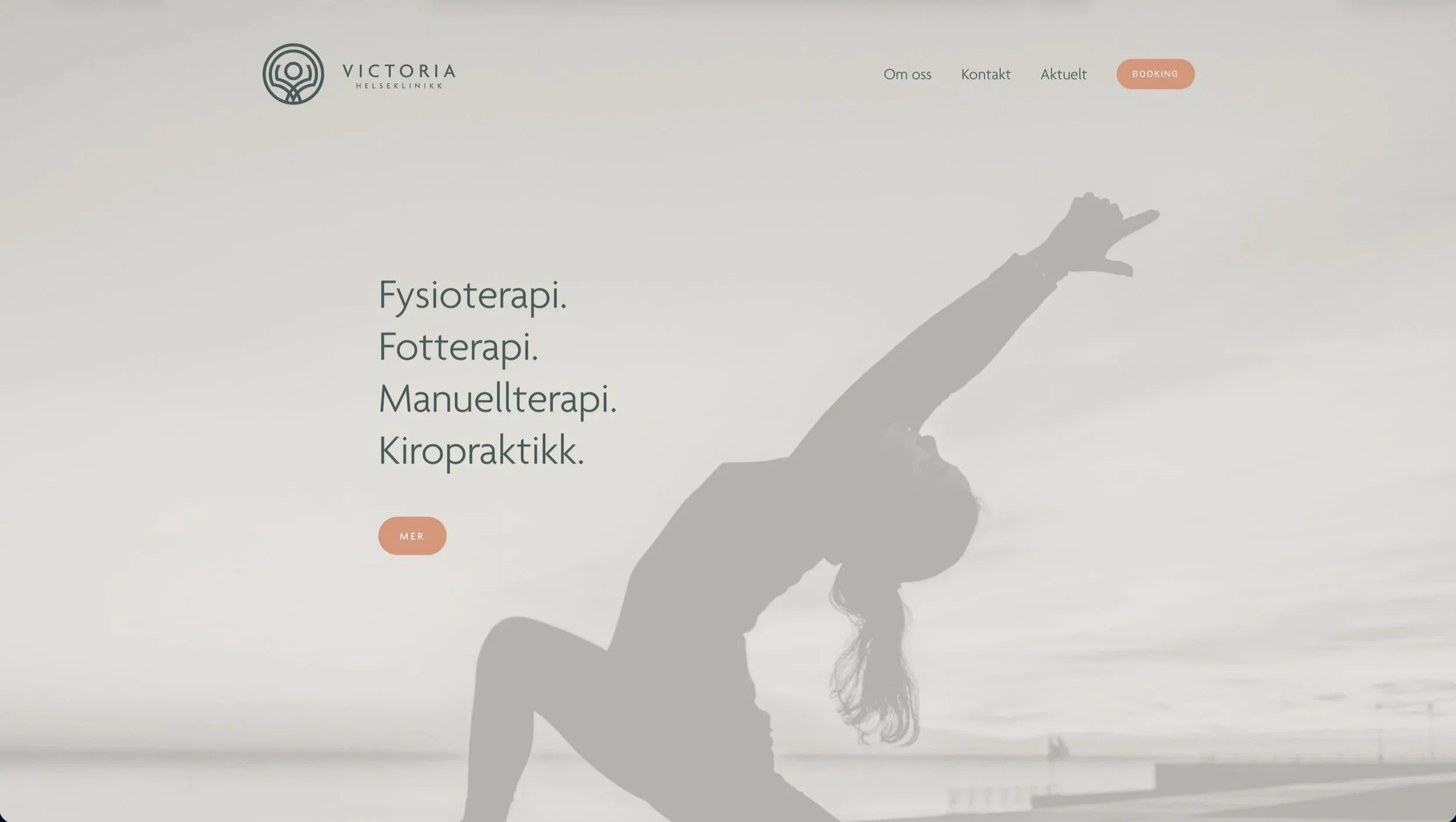 Skyet landskap med en person som gjør en yogaøvelse, silhuett av en kvinne med utstrakte armer. Tekst på nettsiden: "Fysioterapi. Fotterapi. Manuellterapi. Kiropraktikk."