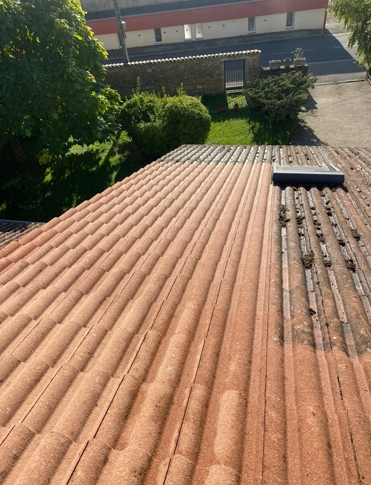 Vue aérienne d'une toiture en tuiles rouges, pendant un traitement.