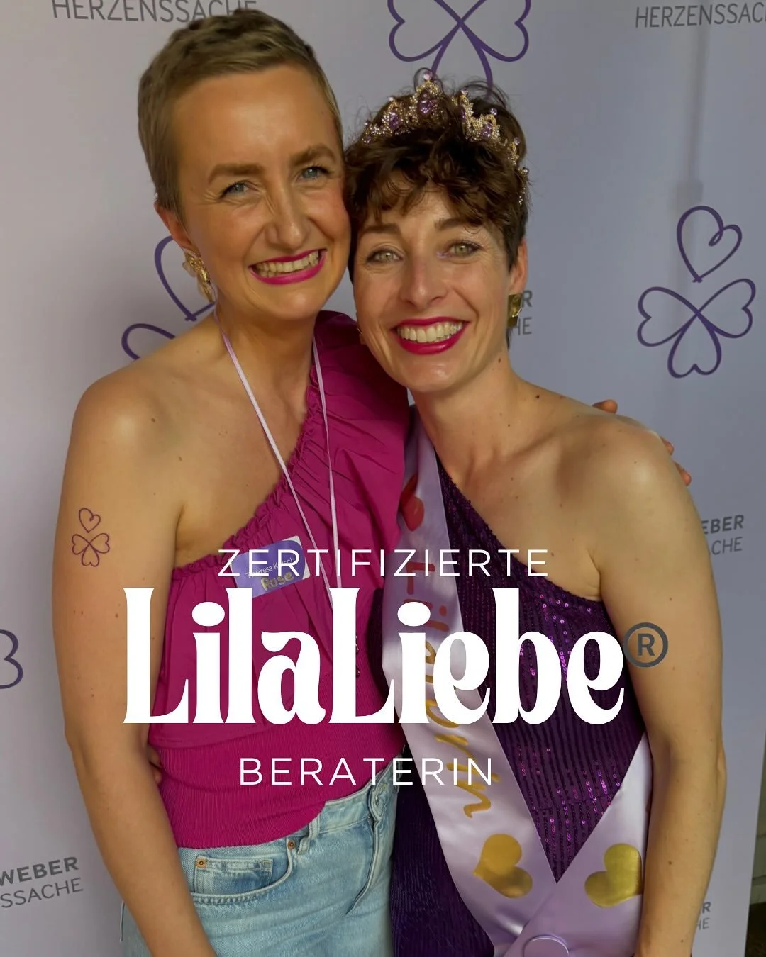 Es ist offiziell: Ich bin zertifizierte LilaLiebe&reg; Beraterin mit der Gewaltfreien Kommunikation nach @_kathy.weber_ 💜
Was f&uuml;r ein Abschluss. Was f&uuml;r ein Tag. Was f&uuml;r ein Fest!

Am Samstag durfte ich mit einem Haufen wundervoller F