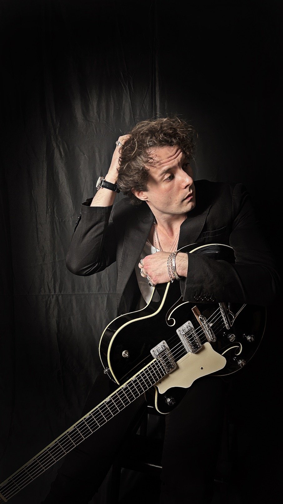 Phil Shannon mit E-Gitarre
