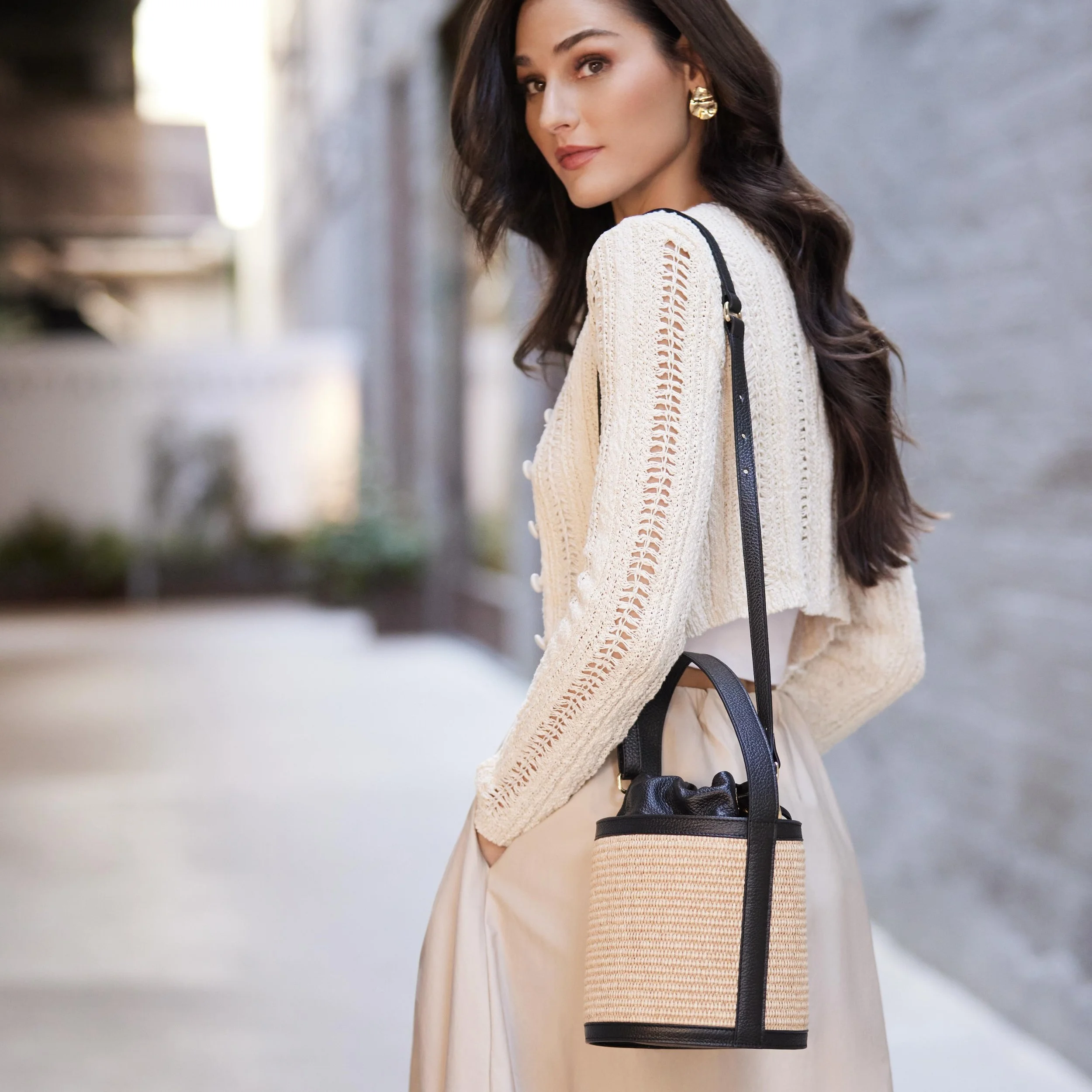 @lindseymariecoffey looks stunning for the launch of the new @andre_assous handbag collection. Styling @jowitka Hair/MUA @teechavez_mua Production @othatjo Assistant @ericadatanaka Video @chproductions_