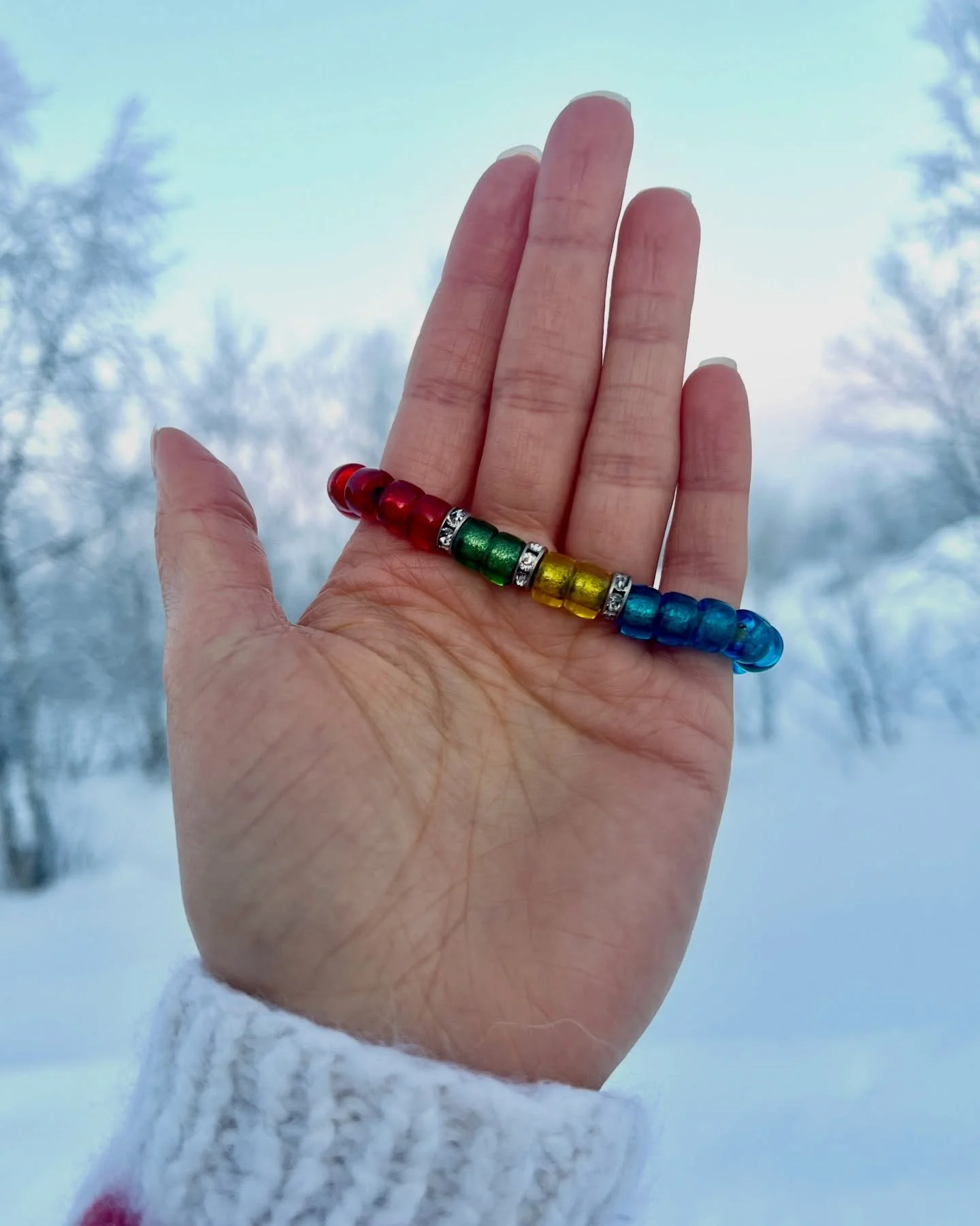 Giehtab&aacute;ddi l&aacute;sehelmmuiguin (mat eai leat cuovkanan🤭) man r&aacute;hkadin &aacute;ig&aacute; ja mii lea leama&scaron; olmm&aacute;jin ja muittuhussan gii mun lean ja gos lean eret❤️

ENG:
Glass bead bracelet (not broken🤭) that I made 