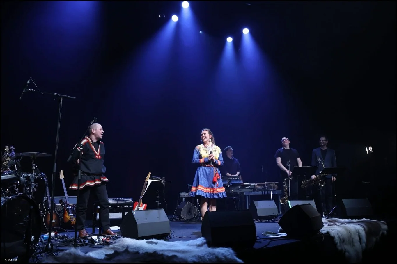 For to uker siden hadde vi en helt fantastisk artig releasekonsert for V&aacute;jaldettiin p&aring; Riksscenen og p&aring; mandag kom albumet endelig ut!

Tusen takk til alle som kom, og til dere som har lyttet og sendt s&aring; fine meldinger, det b