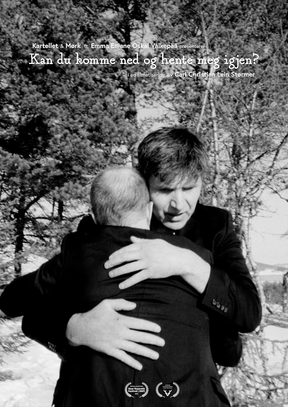 Black and white image of two men hugging outdoors in front of trees, with Norwegian text overlayed about a film presentation.