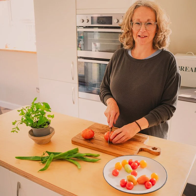 Paula Edmonds chopping tomatoes - nutrition coach