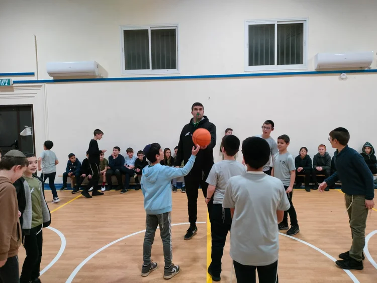 רגע מהפעילות של YBA