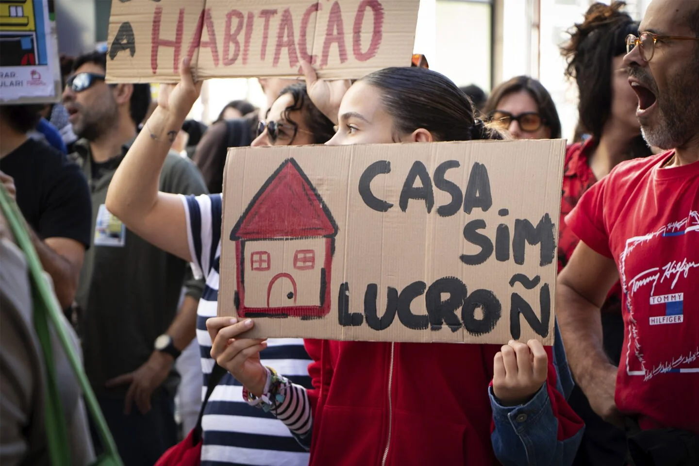 Fim dos despejos, mais habitação acessível e limites nas prestações das casas: Porto sai à rua pelo direito à habitação