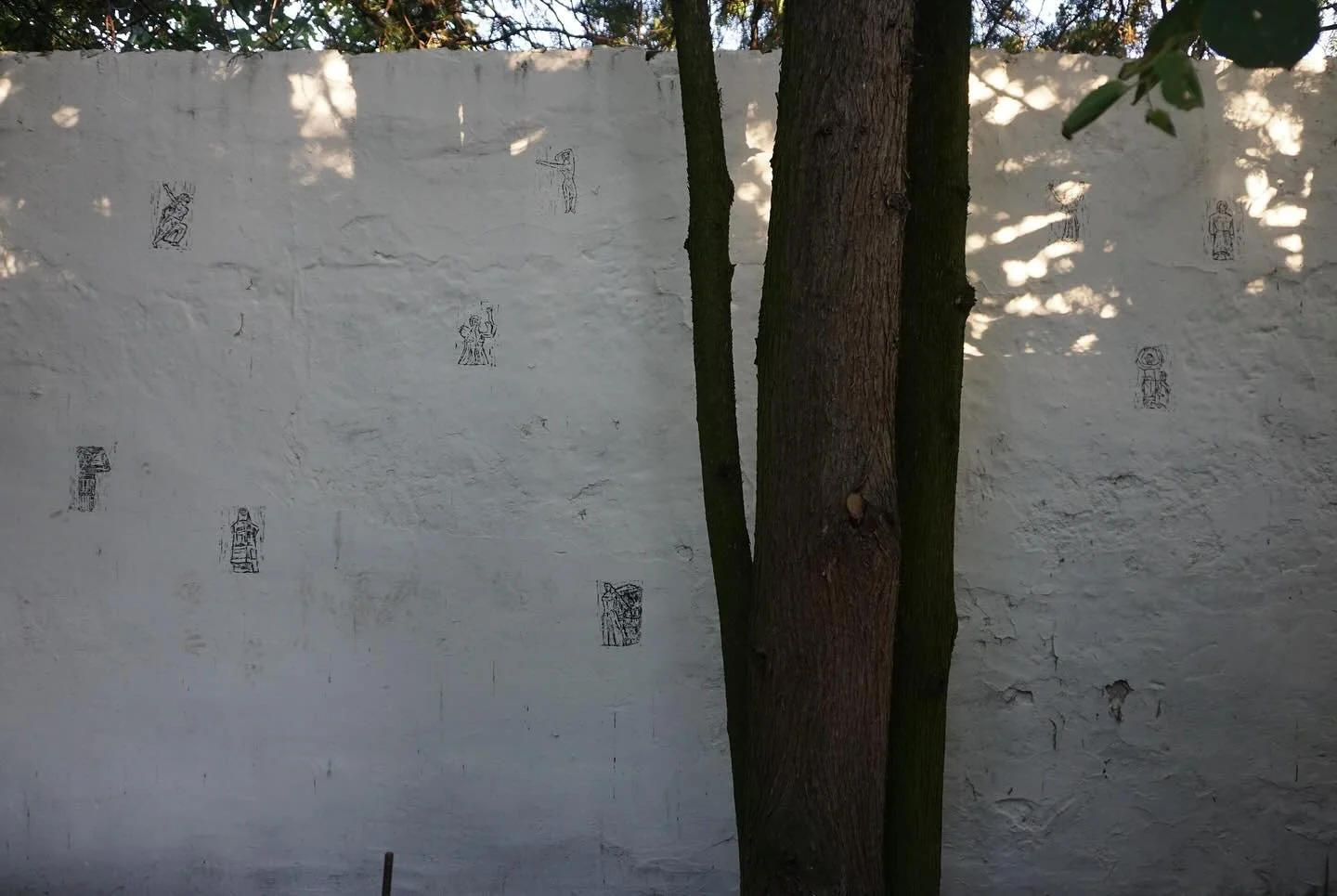 Monuments on White Wall

Lino cut prints, printed on the white wall in the garden in Serbia with acrylic paint. 

L O L A  T E R E K
2025&copy;