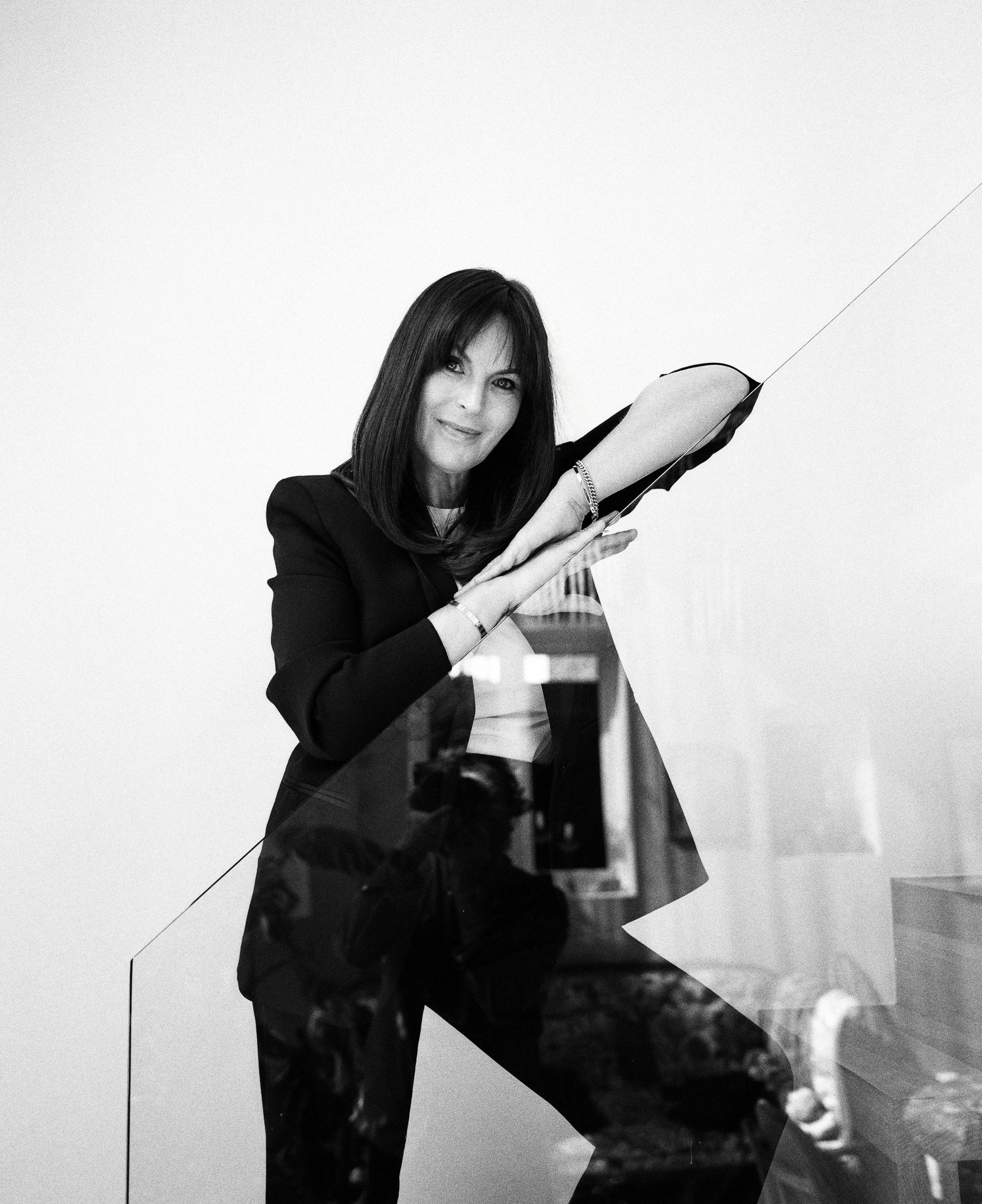 Anna Richardson is a Sunday Times bestselling author, award-winning broadcaster, and Cognitive Behavioural Hypnotherapist.