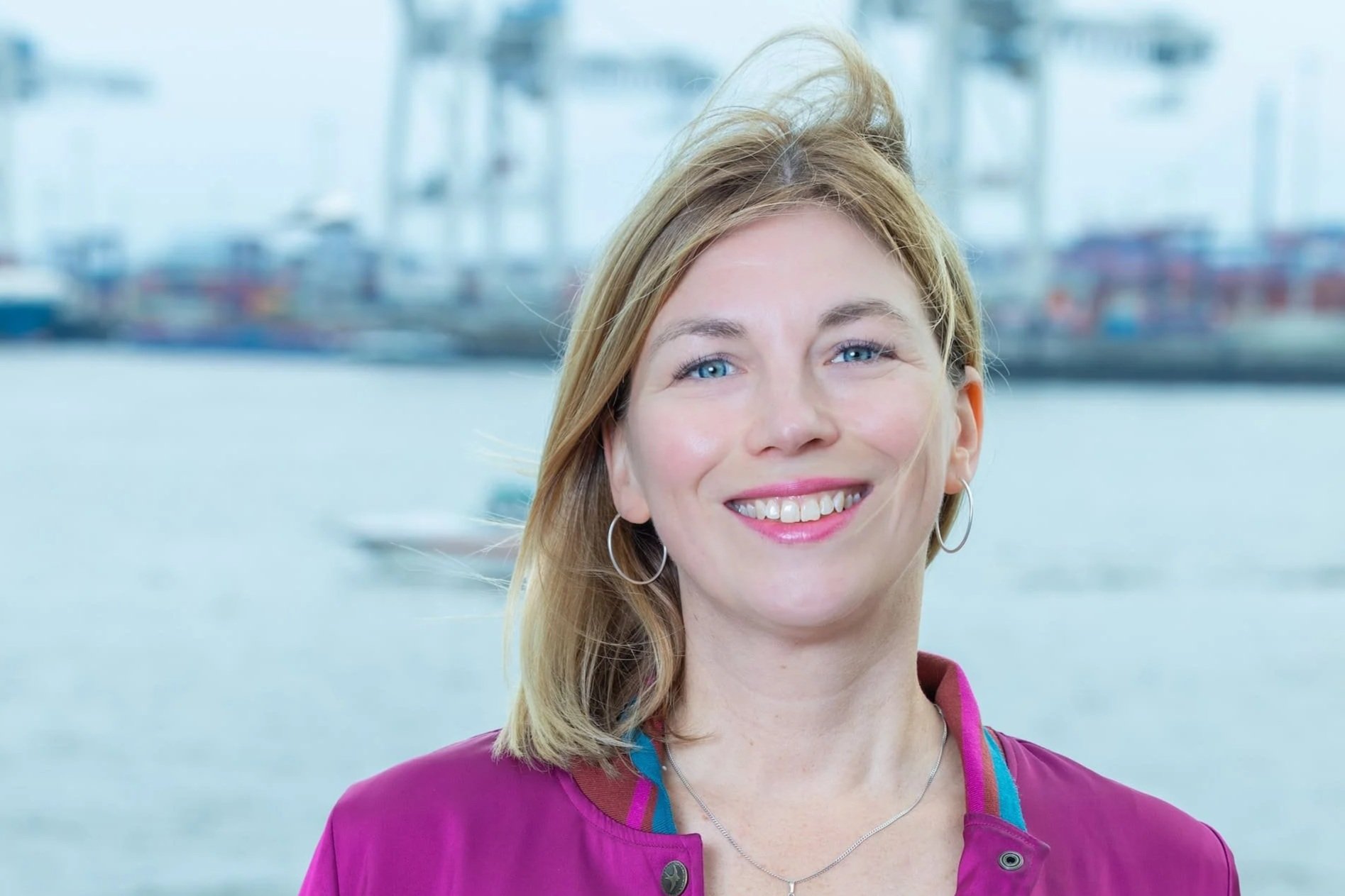 Britt Schubert freut sich über eine Nachricht