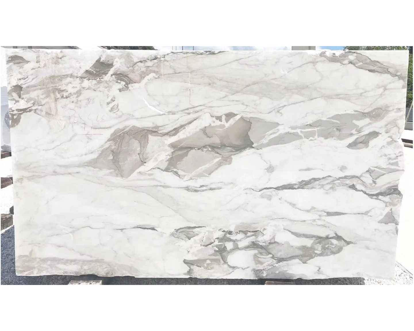 Sculpted by nature in the Tuscan Alps, Calacatta Amarcord captivates with its interplay of gray, chestnut, and reddish-brown veining flowing across a luminous white ground. A marble of timeless distinction for interiors defined by artful restraint an