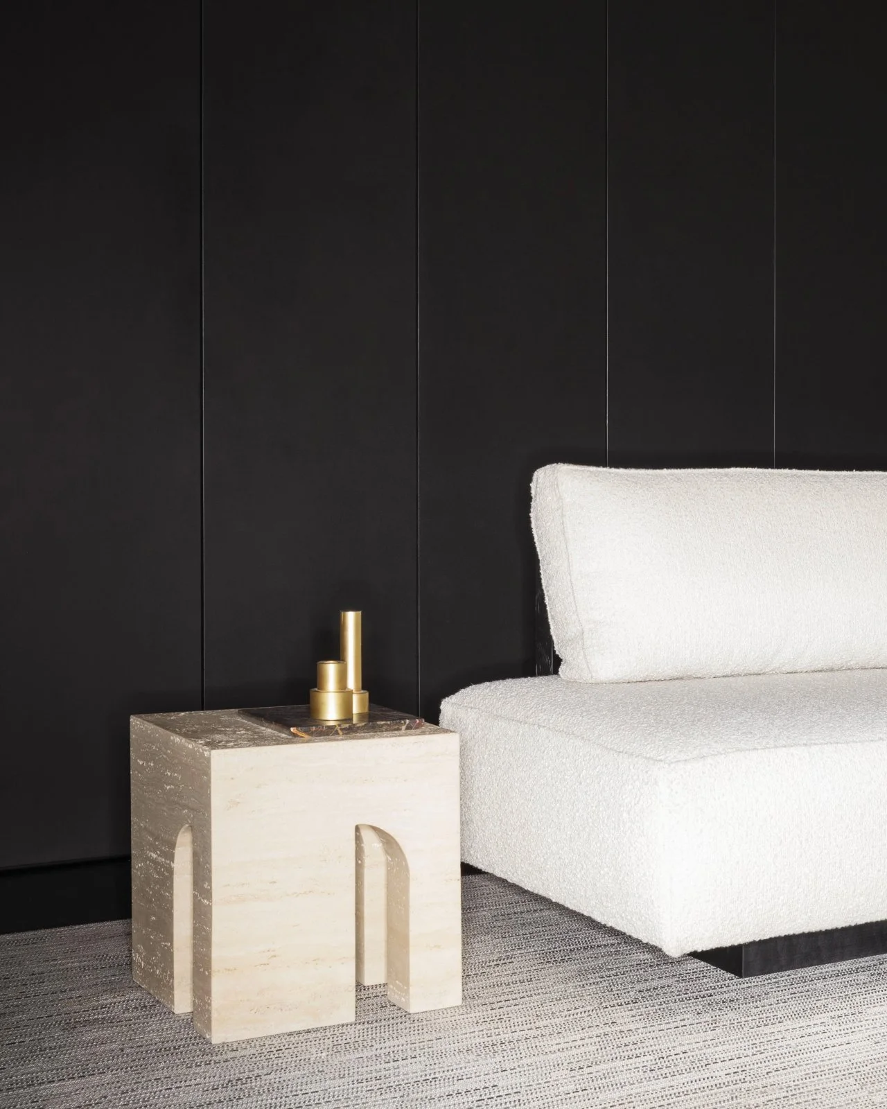 Ann homage to the iconic architecture of the Colosseo quadrato designed in Rome in the 1930s. The FIFTYFOUR side table designed by @dainellistudio for @somaschinidesign is solid Roman travertine and as much a work of art as a functional piece of furn