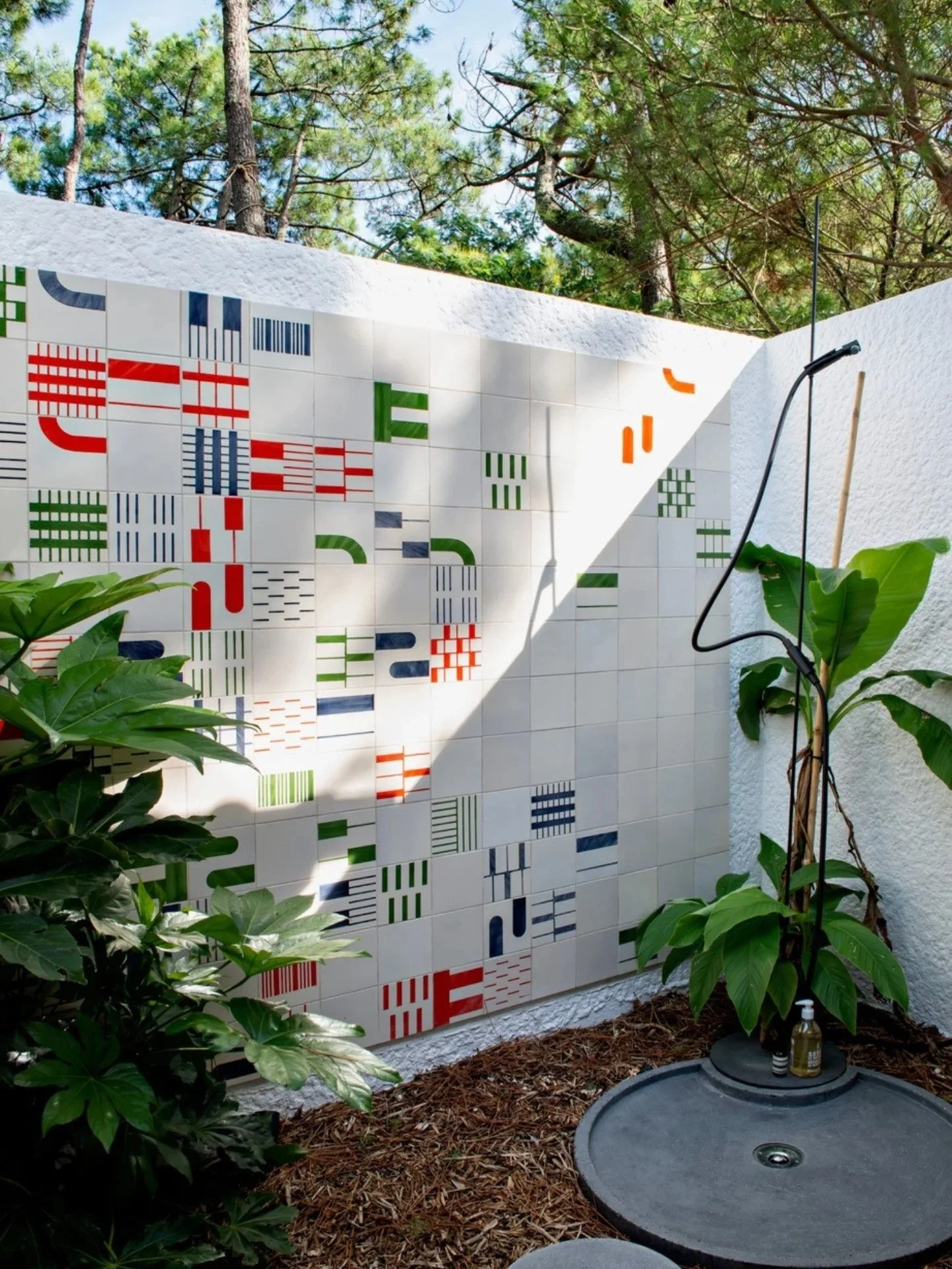 A vibrant seaside installation with @950.ninefifty by @adc_atelierdelphinecarrere, a fusion of southern France and southern Italy.
This outdoor space is more than functional—it's an art piece. The playful geometry, bold color pops, and organic