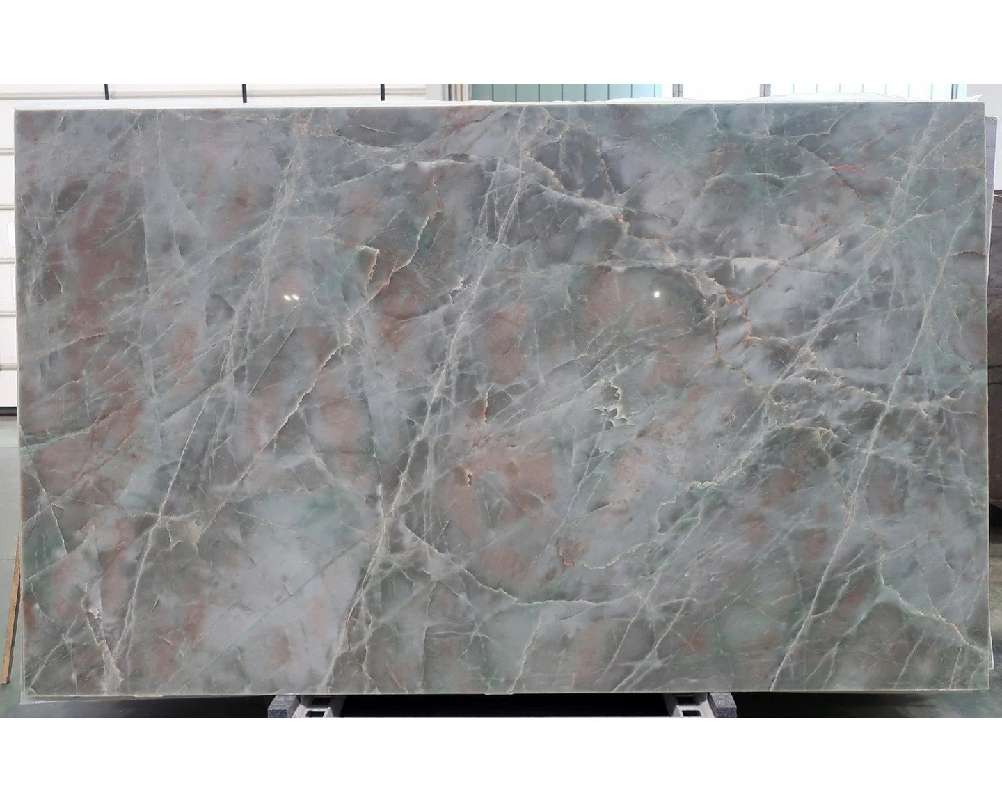 Soft, serene, and undeniably sophisticated—Jadore Quartzite lives up to its name. With its delicate fusion of creams, muted greens, beiges, and greys, this Brazilian beauty brings elegance and tranquility to any interior.
Sourced from the rich