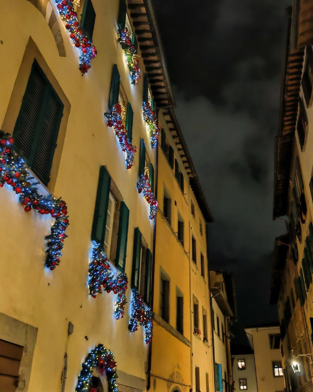 Arezzo&rsquo;s historic center dressed for the season&mdash;narrow medieval streets glowing with Tuscan warmth, festive garlands, and Christmas lights that shimmer against centuries-old stone. A timeless holiday magic that only Tuscany can create.