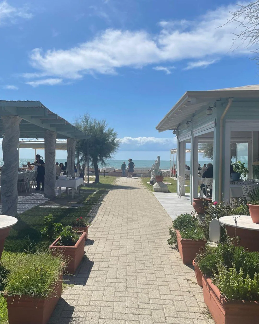 Dining by the sea, where time slows and details matter.
Salt air, long lunches, and a view that needs no embellishment&mdash;this is La Dolce Vita at its most effortless.