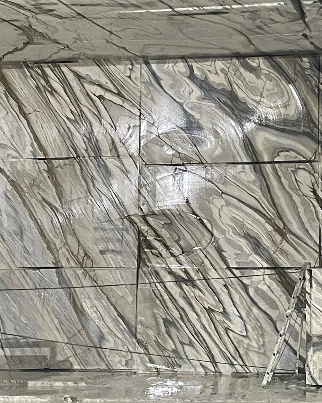 Straight from the source.
Inside the quarry where Oyster Fabbricotti is born &mdash; massive blocks of this rare Italian marble reveal sweeping currents of silver, grey, and warm taupe before they ever meet a saw. The movement in this stone is almost
