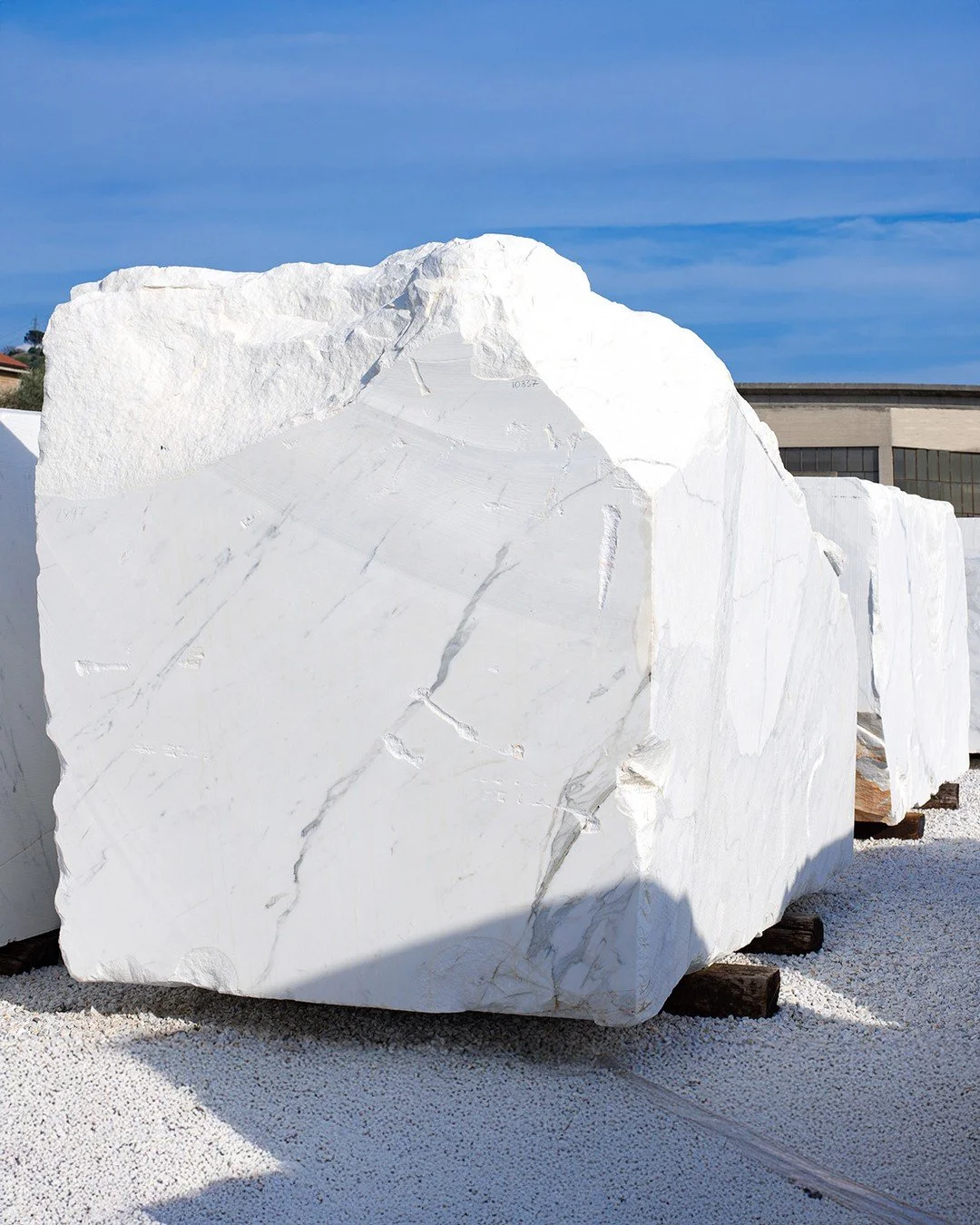 Every block has a story before it becomes a surface. The question is whether it's the right story for your project.
Density. Grain. Vein structure. Internal fractures. These are things a photograph won't tell you. They require eyes that have seen tho