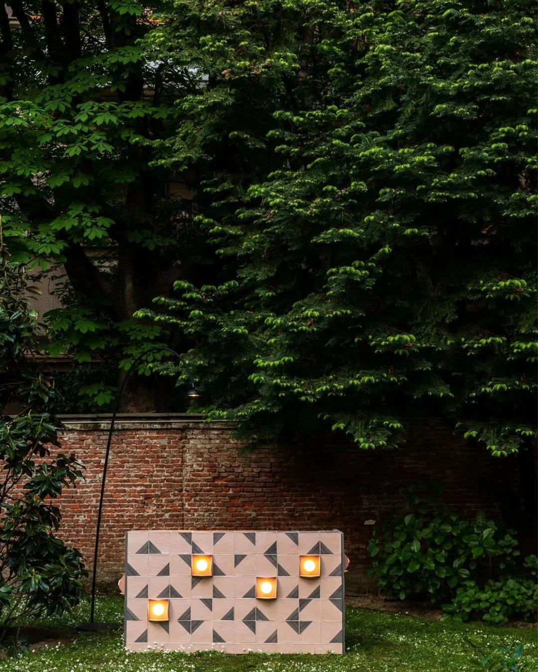 Last week at Milano Design Week, @950.ninefifty displayed their Balera collection at @door_repubbilica

The collection designed by @studiotamat + @ari.de.luca plays, skillfully and innovatively, with terracotta coverings and lamps that become one, cr