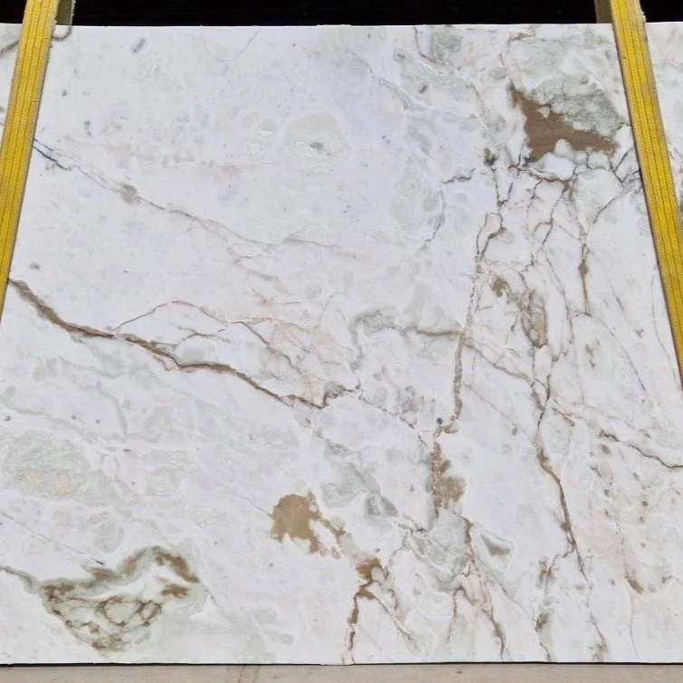Some stones are beautiful. Others are unforgettable.
Calacatta Da Vinci is a true work of art, featuring a radiant white canvas crossed by dramatic golden and gray veining that moves with the elegance of a brushstroke. Bold yet refined, it transforms