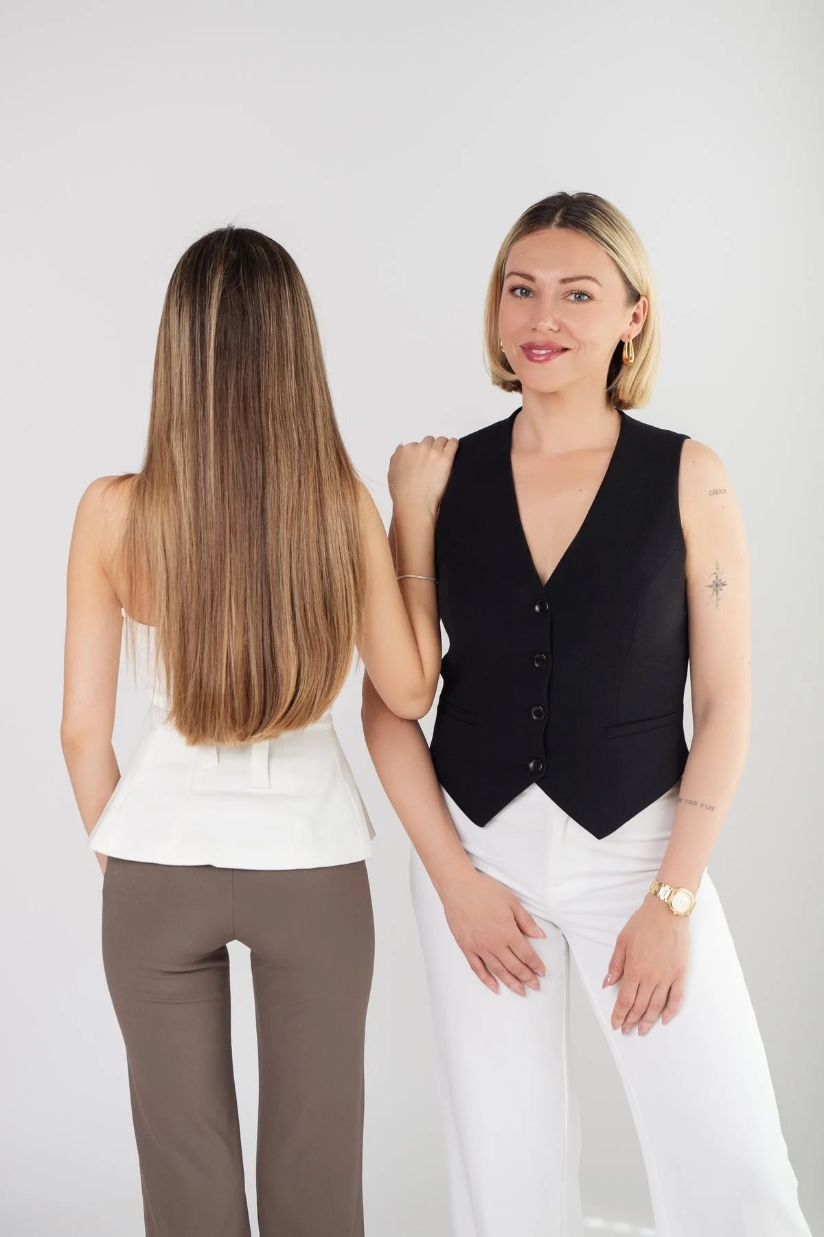 Ksenija von hinten, daneben Danijela Kopranovic in schwarzer Weste