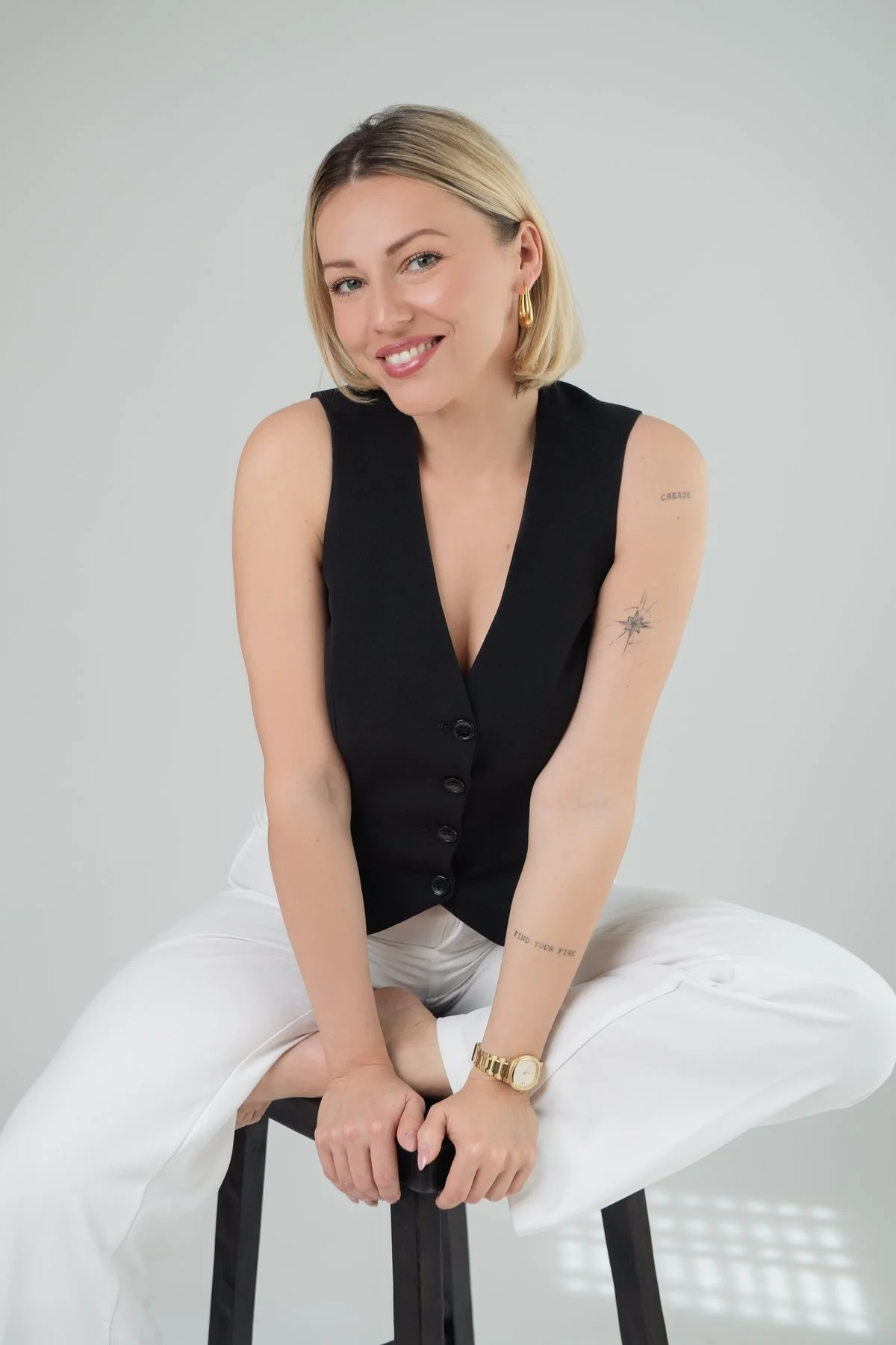 Danijela Kopranovic lächelt, auf einem Hocker sitzend