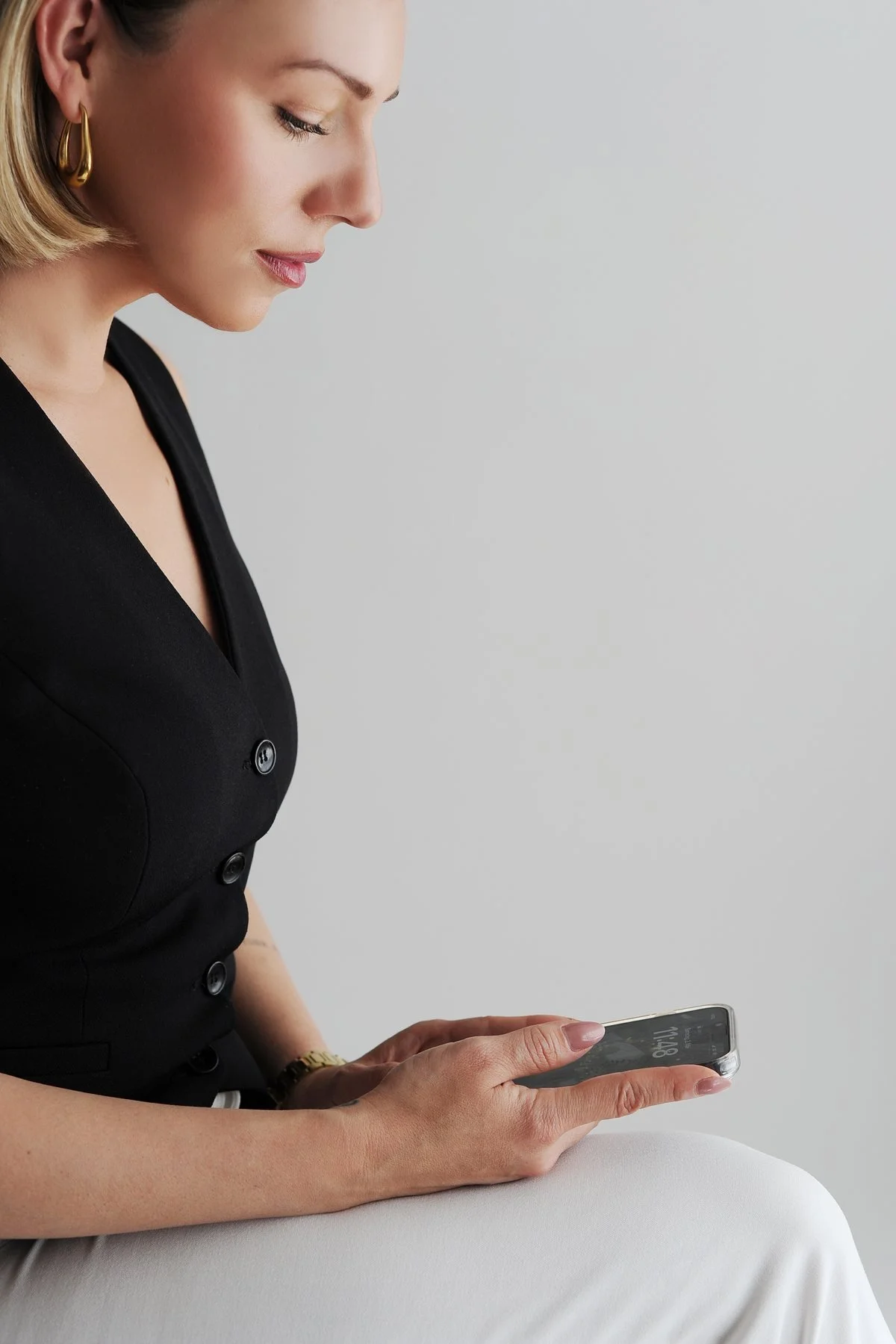 Danijela Kopranovic schaut auf ihr Handy