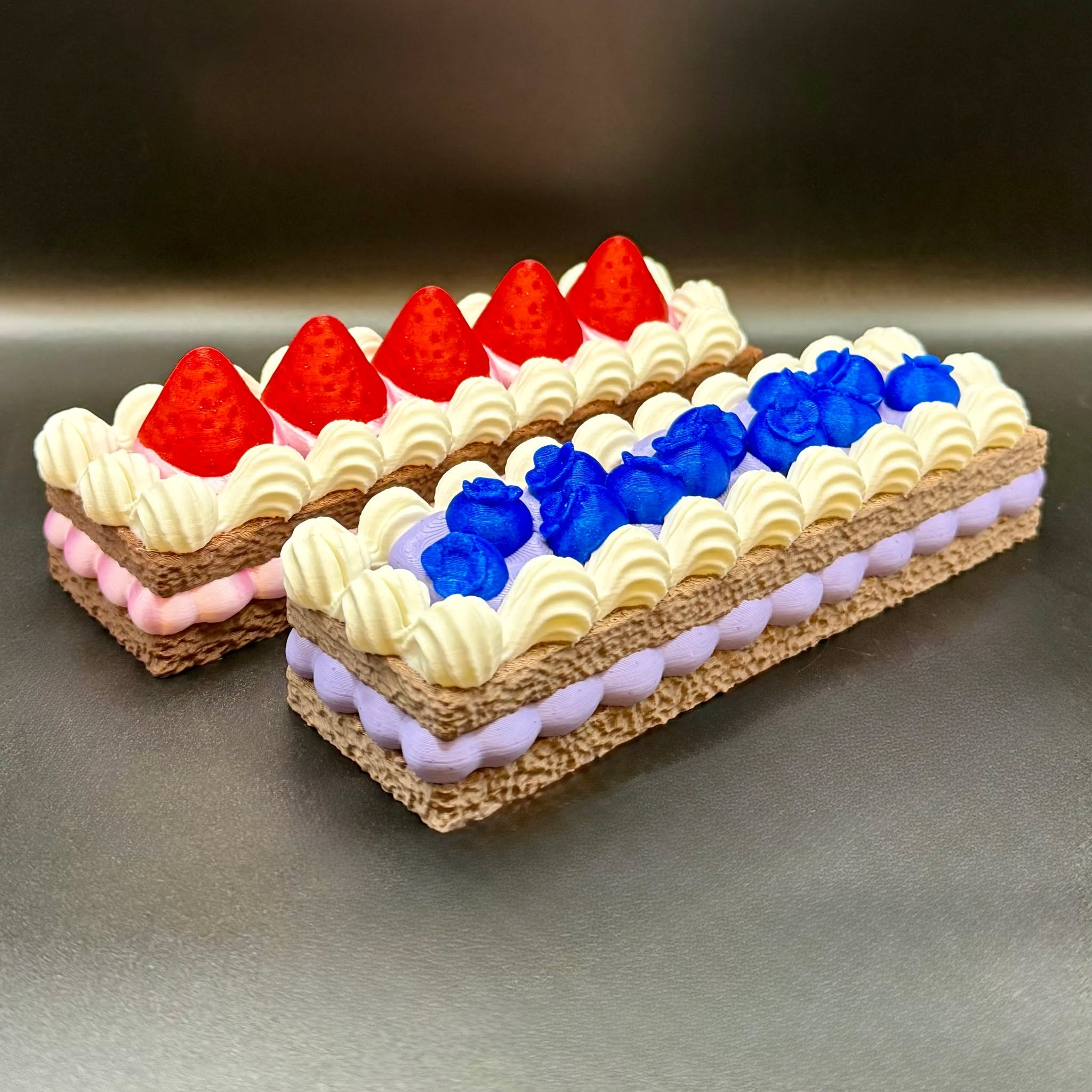 Cake pill organizer (7 day) for weekly medication organization&hellip; because your routine deserves a glow-up. 🎂✨
This is your weekly pill organizer with dessert energy: cute on the vanity, practical all week, and absolutely allergic to &ldquo;clin