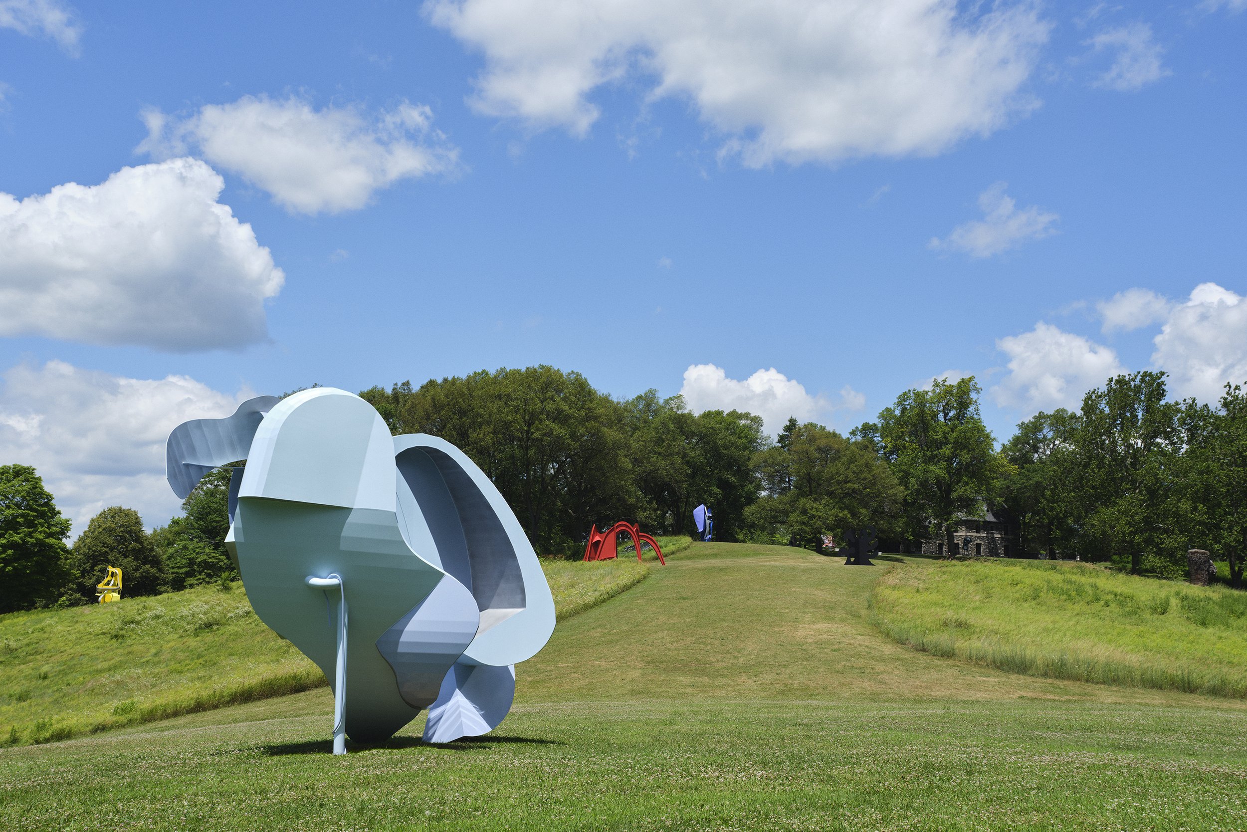  Arlene Shechet,Bea Blue, 2024.Courtesy of the Artist and PaceGallery. Installation view ofArlene Shechet: Girl Groupat StormKing Art Center. Photo by David Schulze 