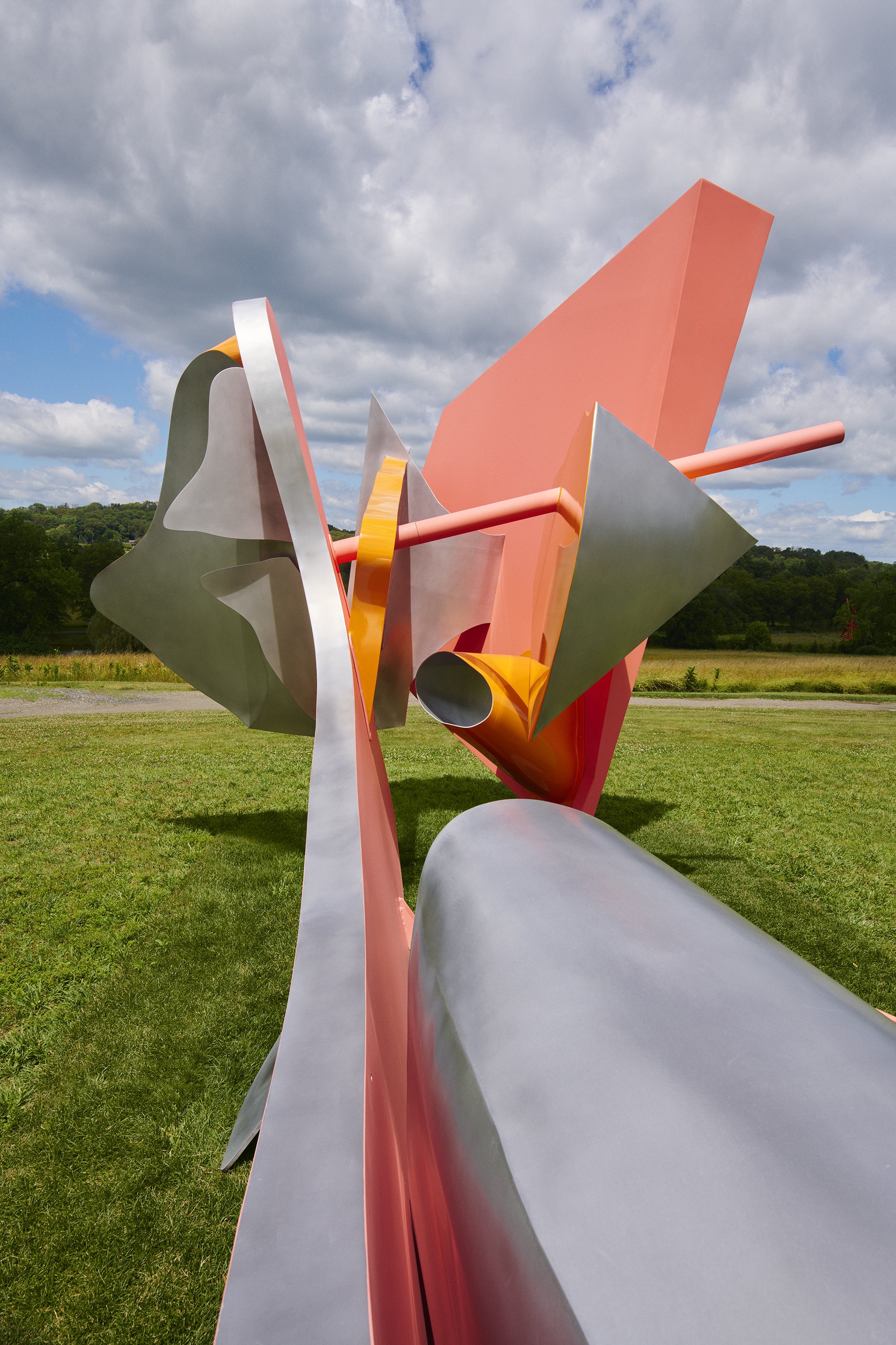  Arlene Shechet,Midnight, 2024.Courtesy of the Artist and PaceGallery. Installation view ofArlene Shechet: Girl Groupat StormKing art Center. Photo by David Schulze 