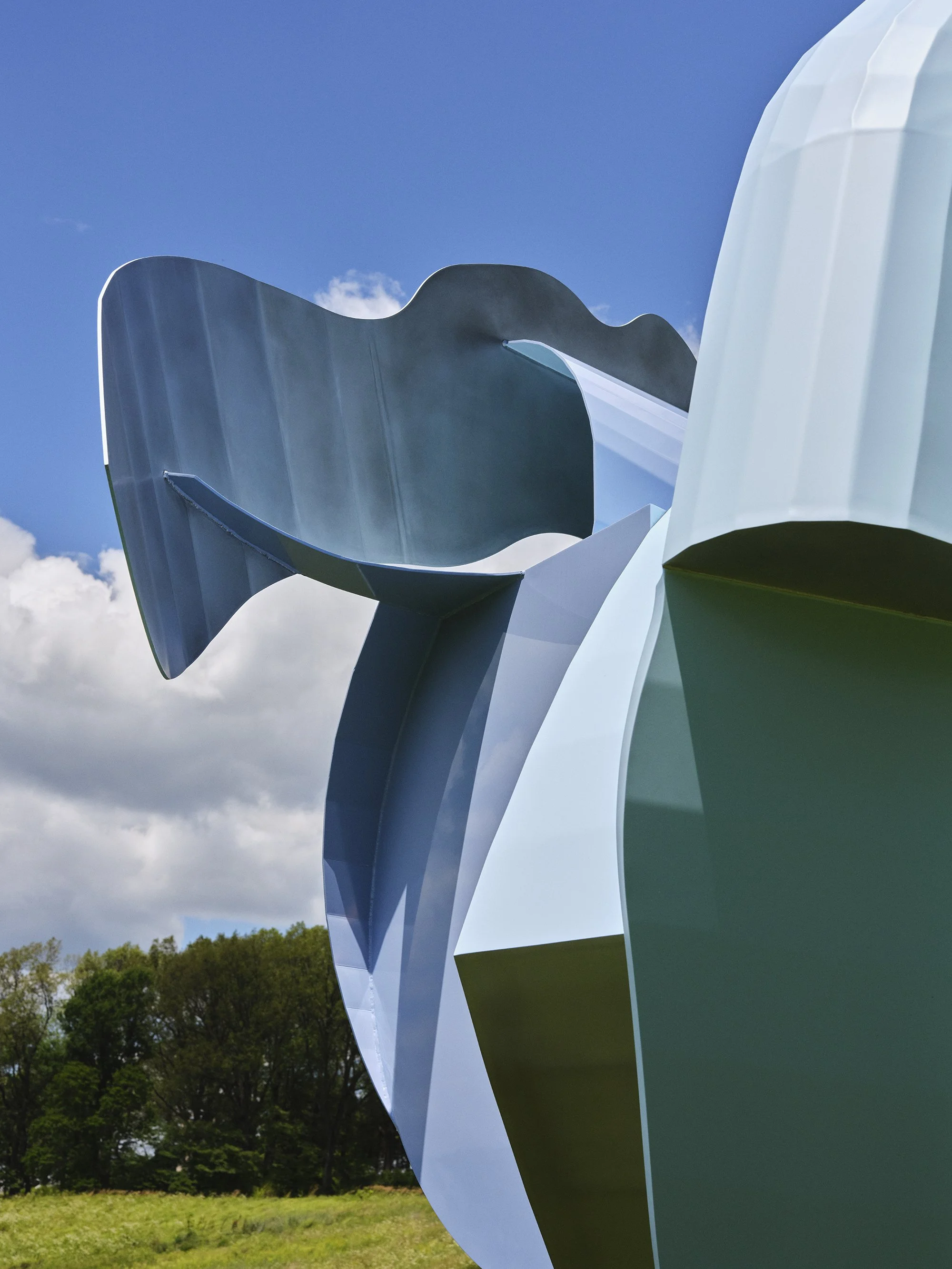  Arlene Shechet,Bea Blue, 2024.Courtesy of the Artist and PaceGallery. Installation view ofArlene Shechet: Girl Groupat StormKing Art Center. Photo by David Schulze 